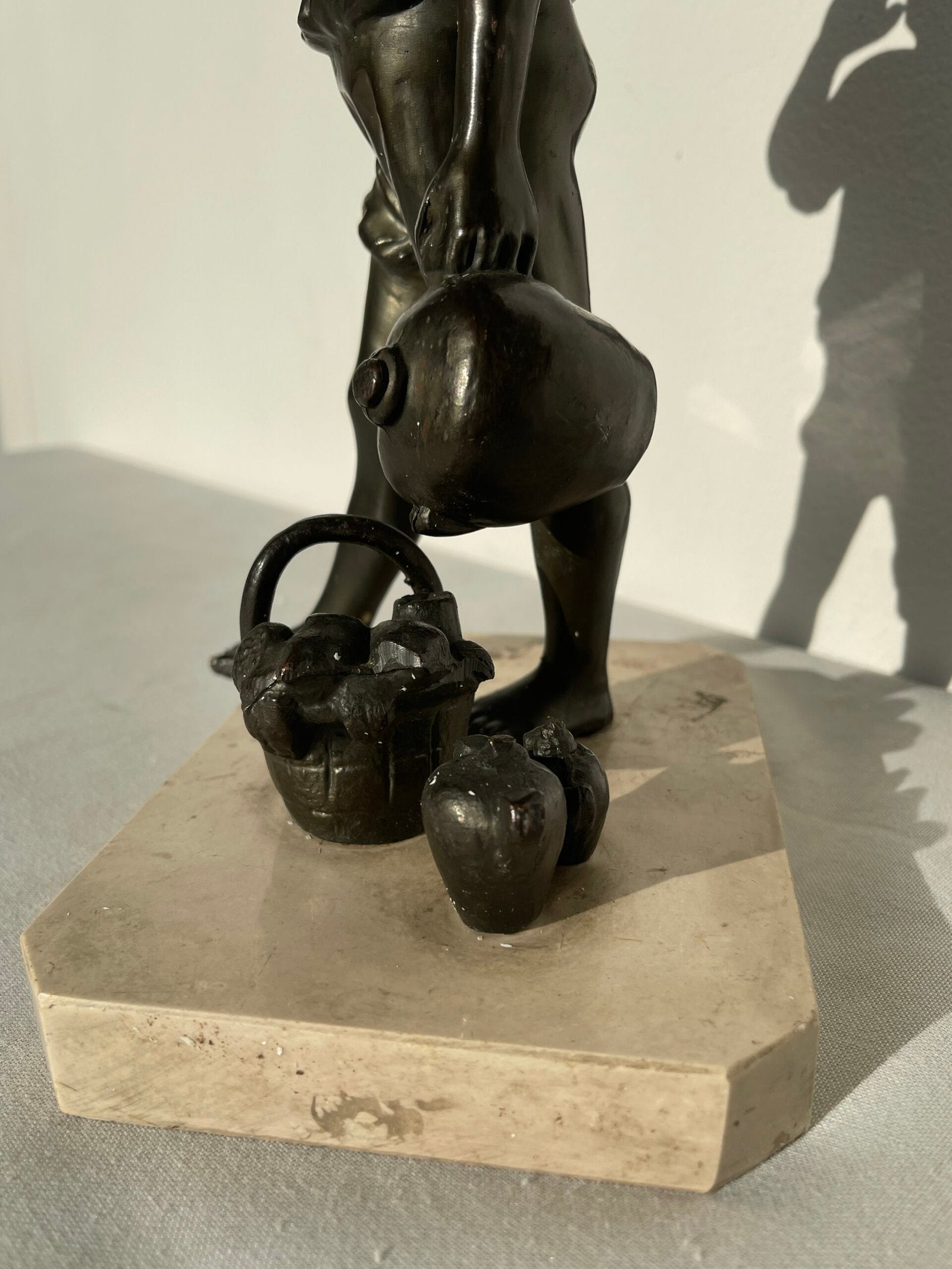 Scultura in Bronzo – Ragazzo con Brocca e Frutta su Base in Marmo