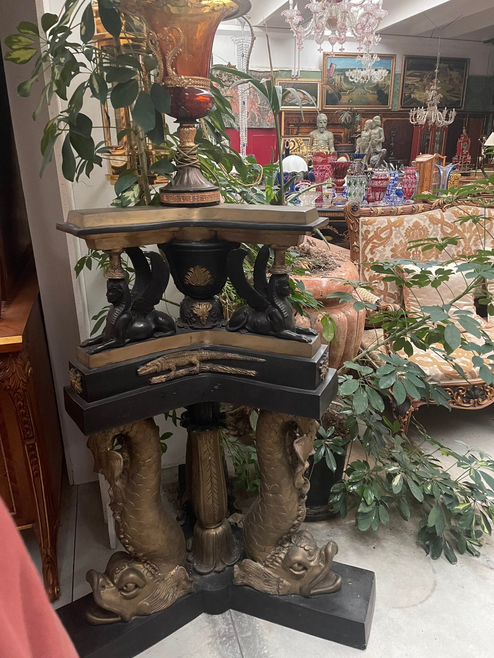 Consolle angolare neoclassica con delfini scolpiti e vaso decorativo