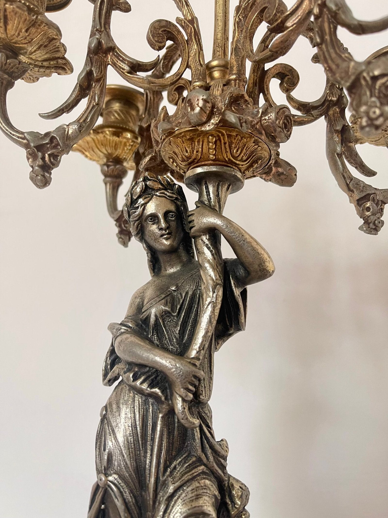 Candelabro a cinque fiamme con figura femminile in stile classico