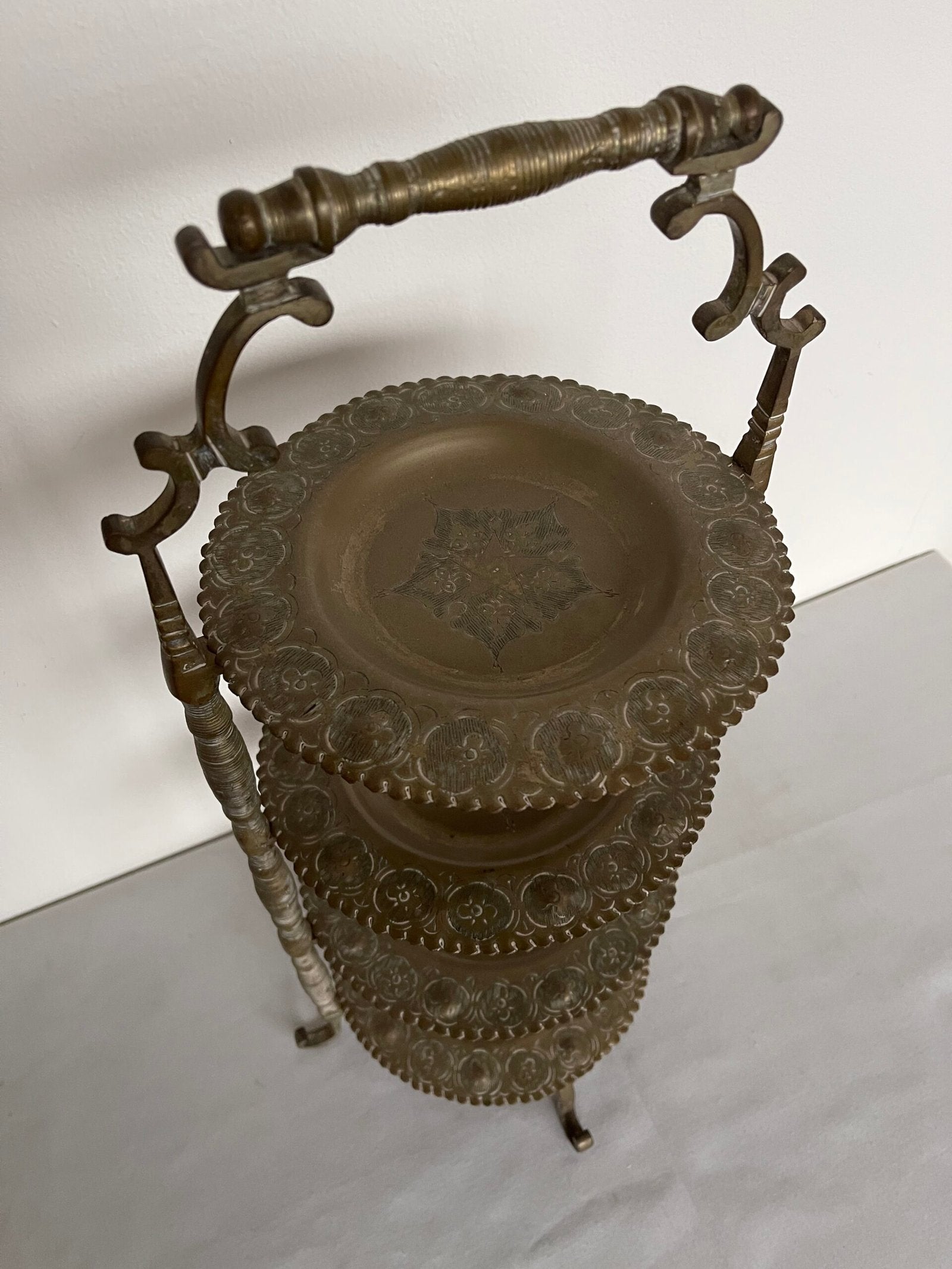 Alzata a 4 Piani in Ottone Cesellato – Vintage / Antico – Porta Dolci o Frutta