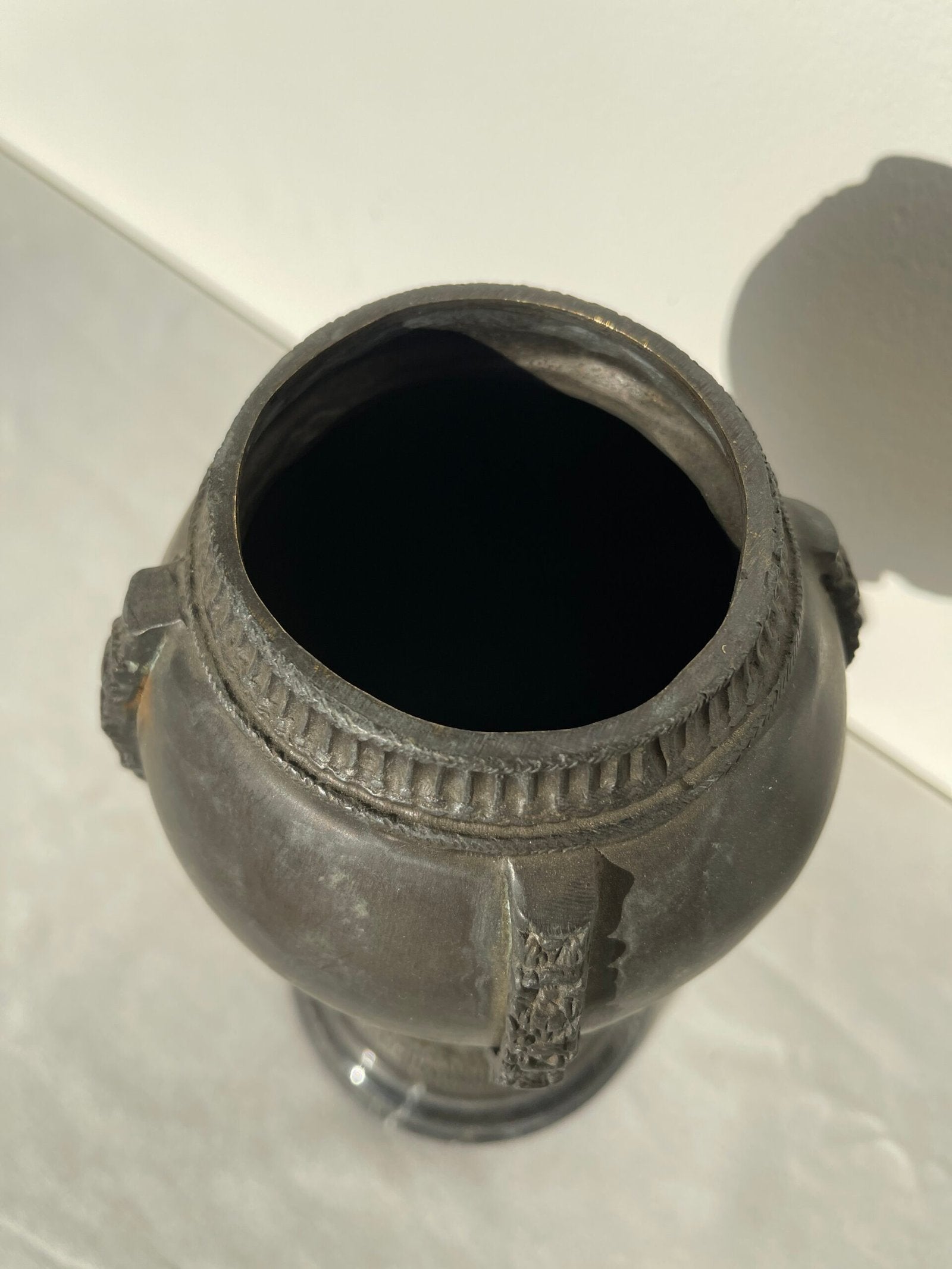 Antico Vaso Coppa con Coperchio in bronzo Scuro – Base in Marmo