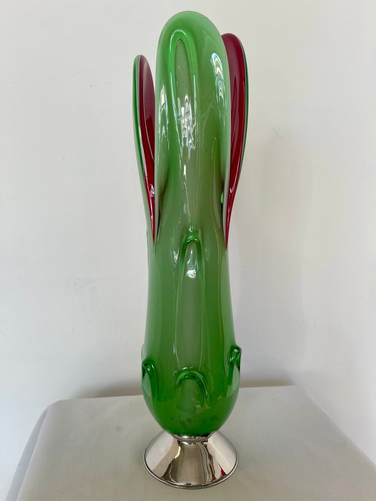 Vaso scultura in vetro artistico verde e rosso con base metallica