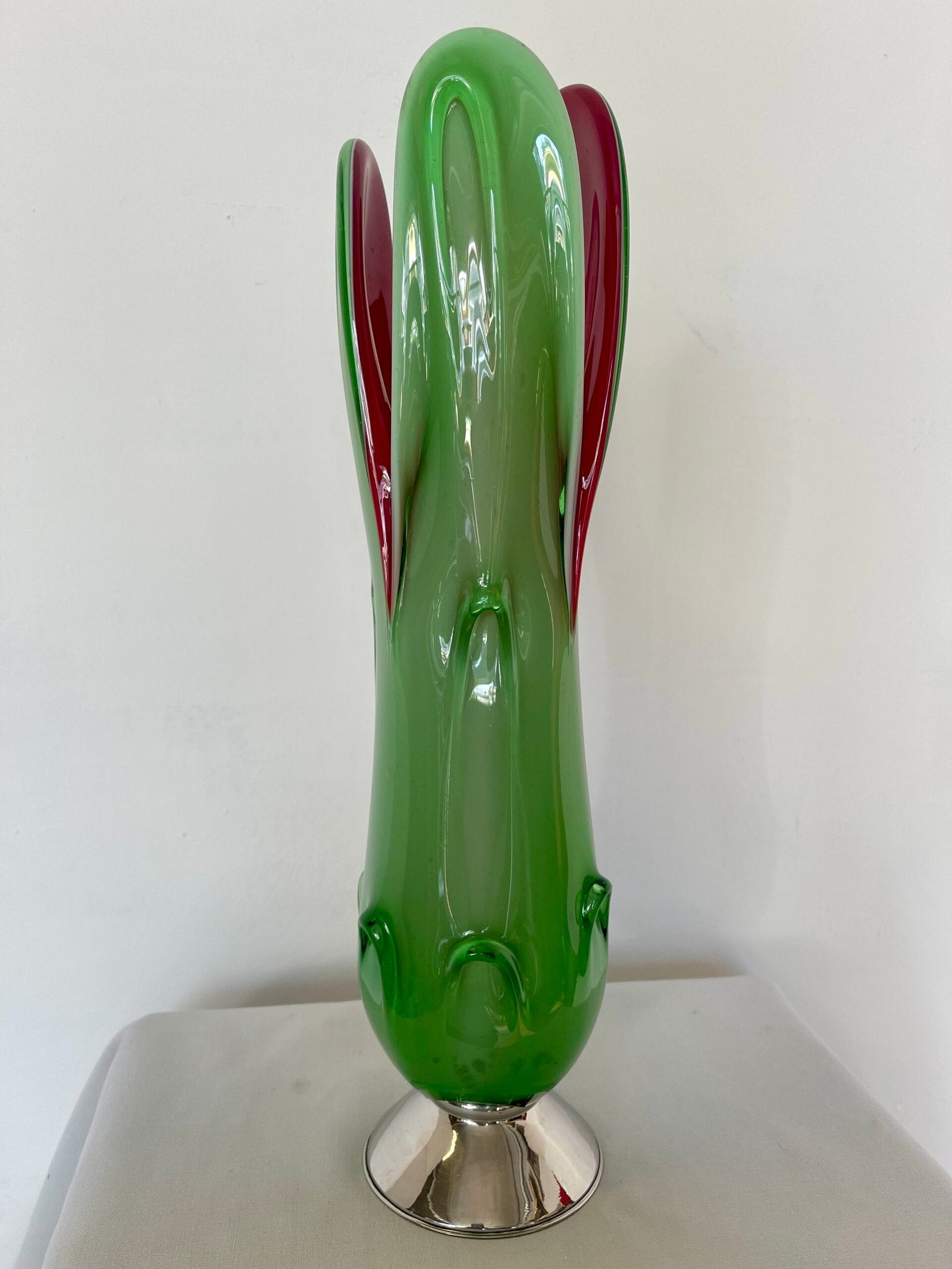 Vaso scultura in vetro artistico verde e rosso con base metallica
