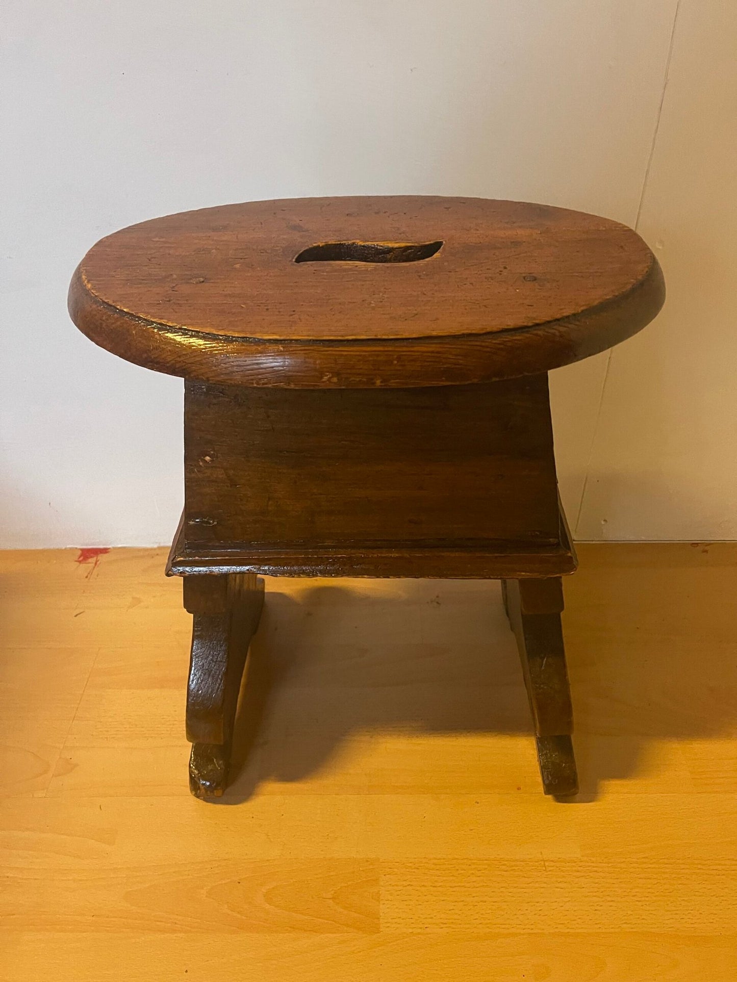 Sgabello rustico in legno massello