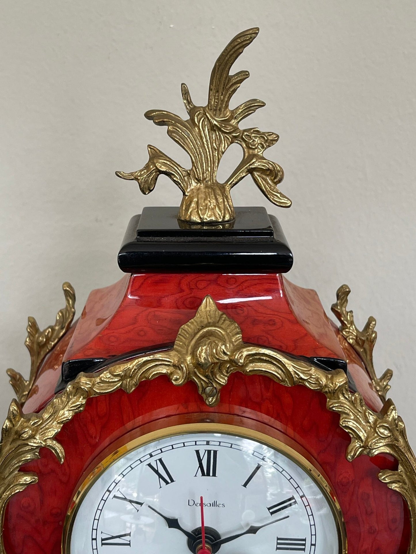 Orologio da tavolo con Pendolo e Decorazioni Dorate - Stile Classico e Raffinato