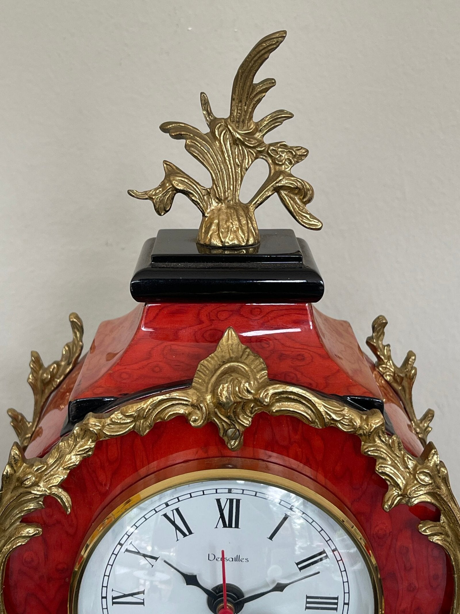 Orologio da tavolo con Pendolo e Decorazioni Dorate - Stile Classico e Raffinato