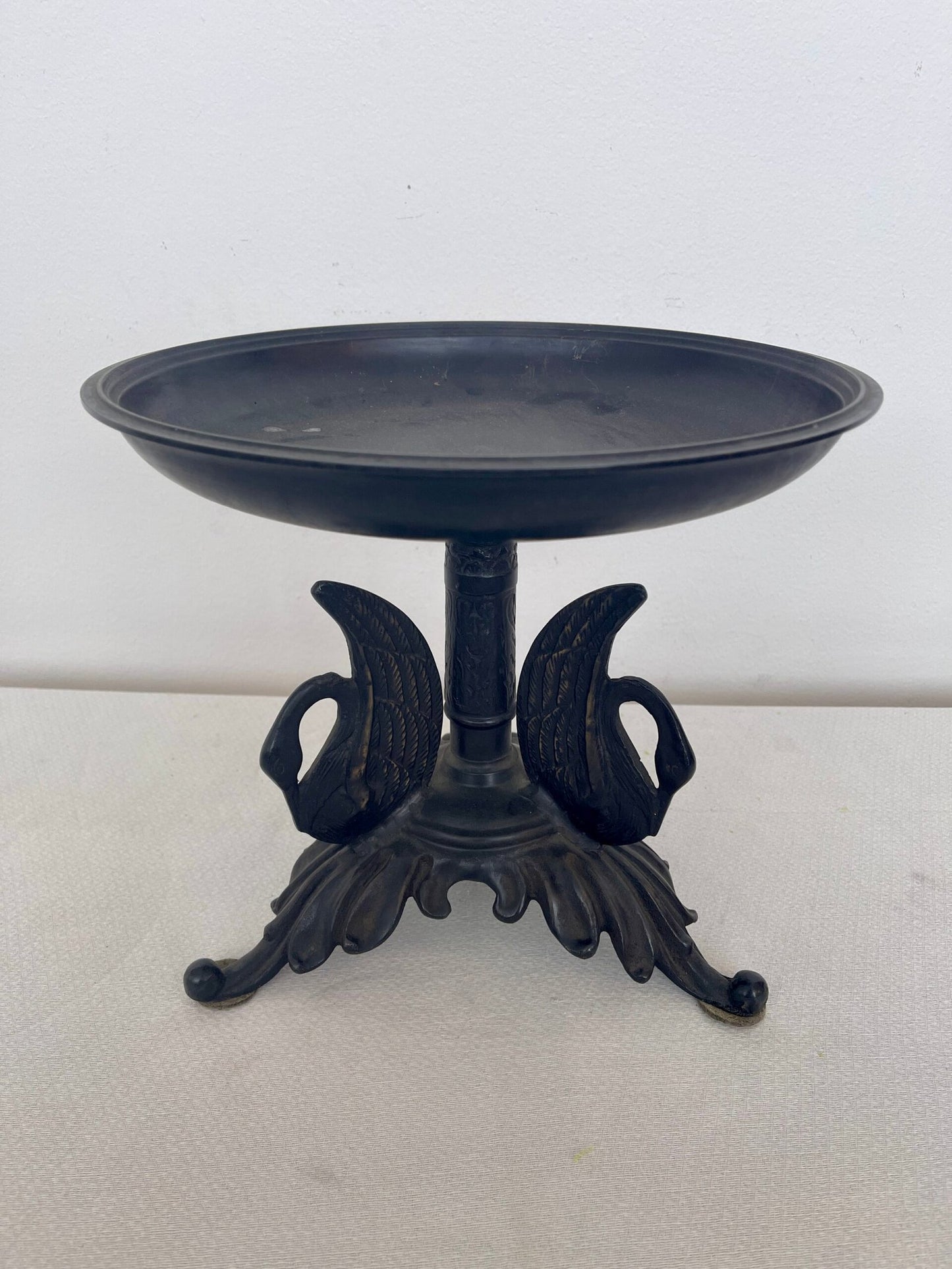 lzata in Metallo Nero con Decoro a Cigni – Stile Neoclassico