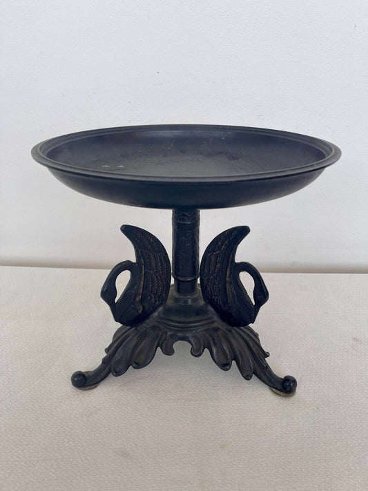 lzata in Metallo Nero con Decoro a Cigni – Stile Neoclassico