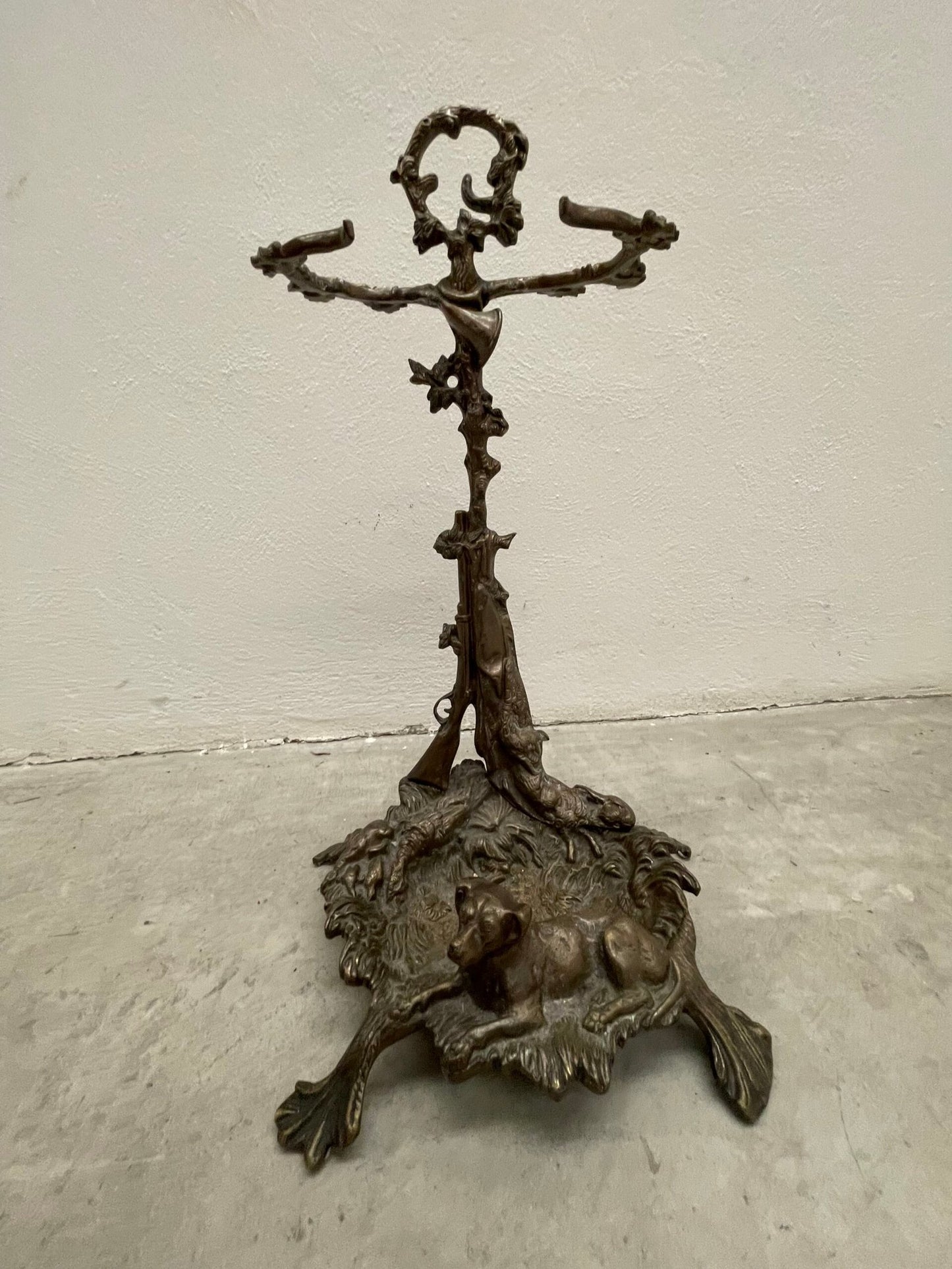 Antico portaombrelli francese del XX secolo in bronzo con figura di cane da caccia