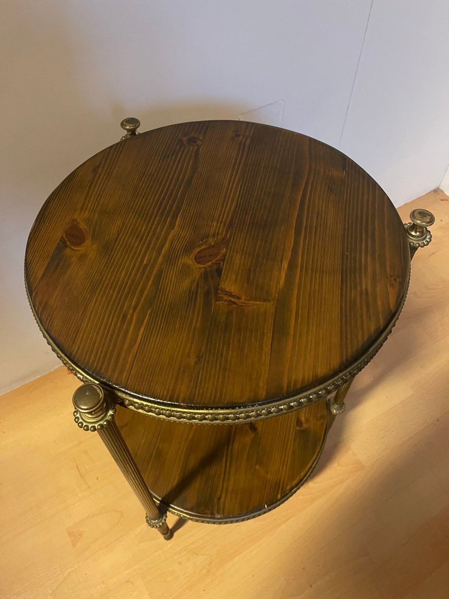 Tavolino rotondo a due ripiani in ottone e legno