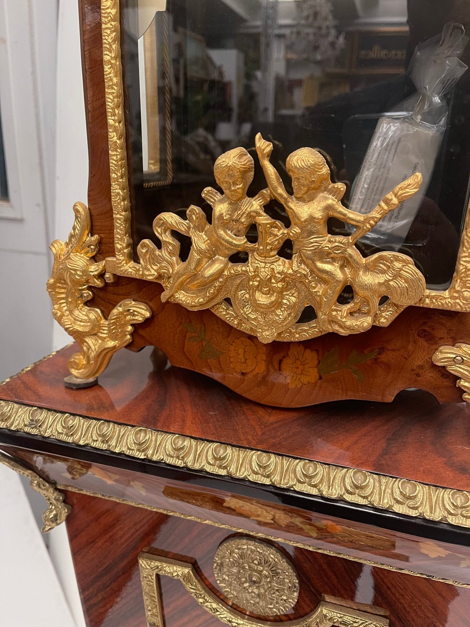 Maestoso Orologio a Colonna Intarsiato con Statua - Stile Luigi XV/Transizione