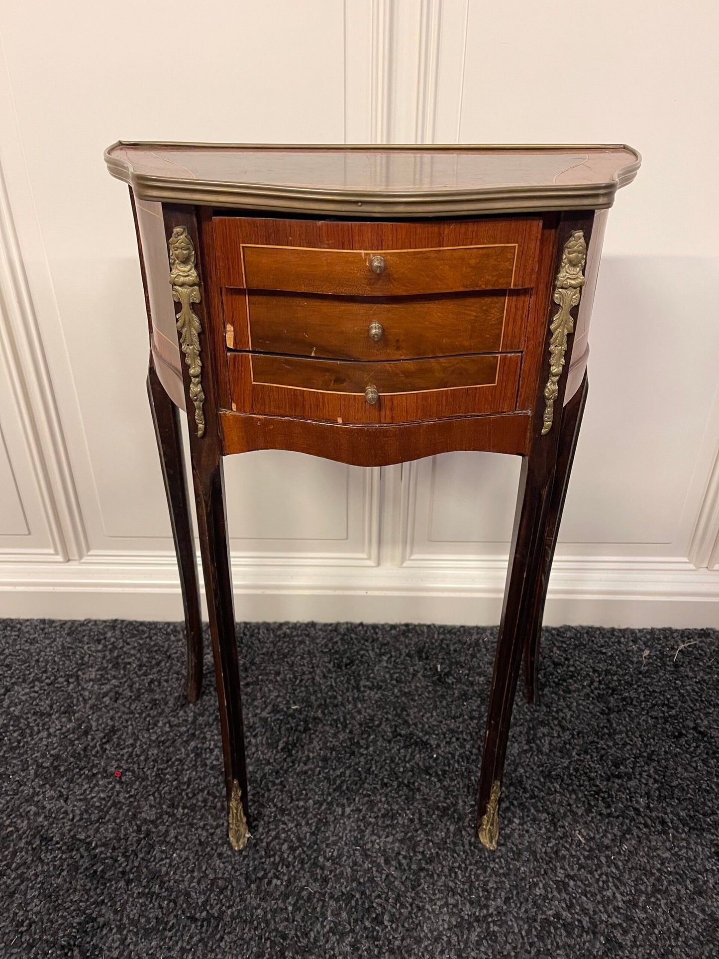 Comodino bombato in stile Luigi XV con dettagli in bronzo