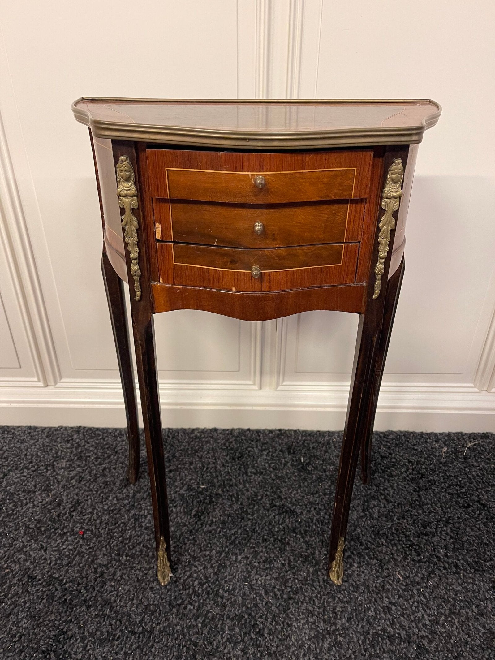 Comodino bombato in stile Luigi XV con dettagli in bronzo