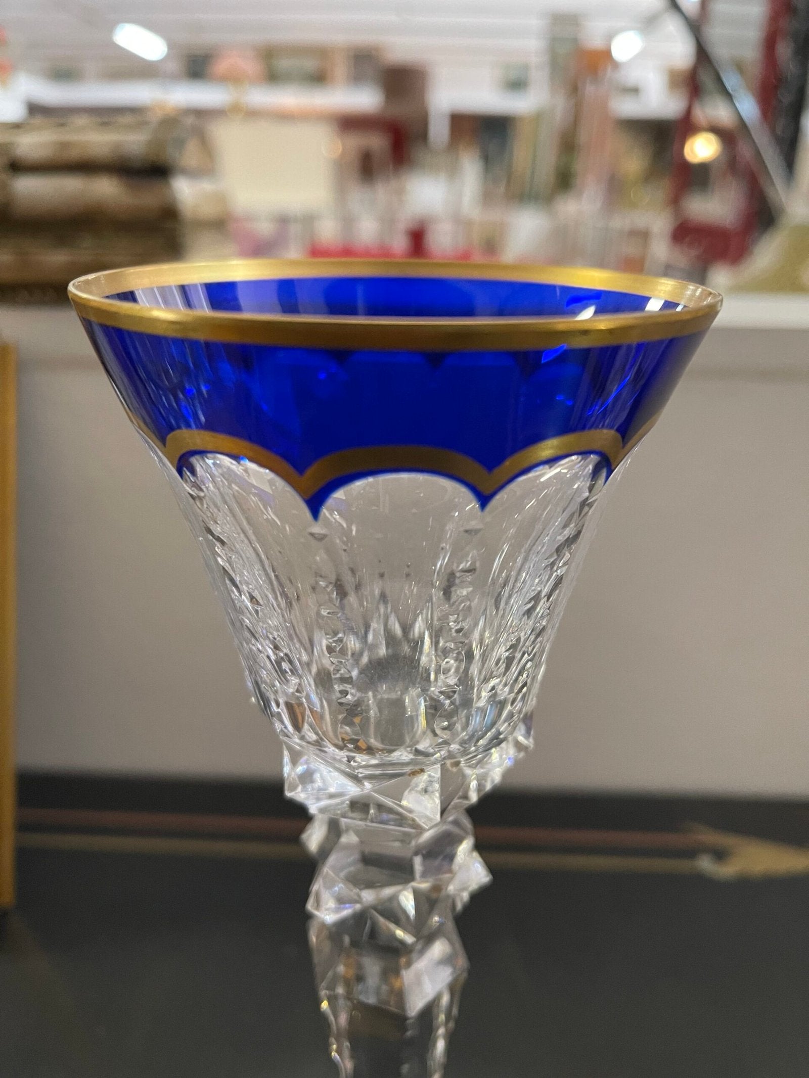 Coppia di calici in cristallo con bordo blu e dorato