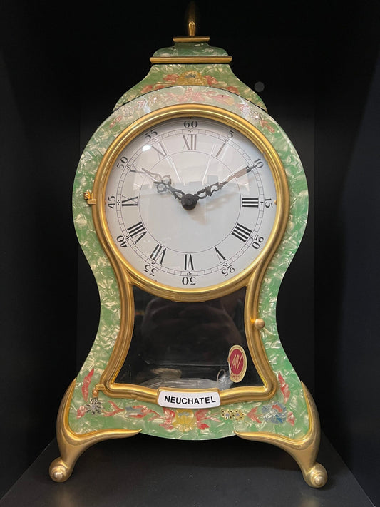 ffascinante Orologio da Tavolo Stile Neuchâteloise Decorato a Mano