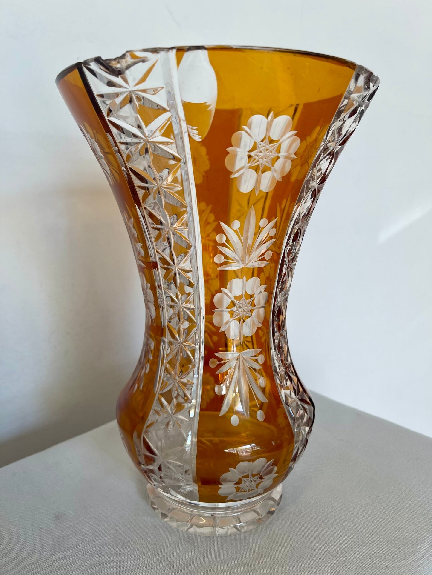 Vaso in cristallo boemo ambra inciso a mano