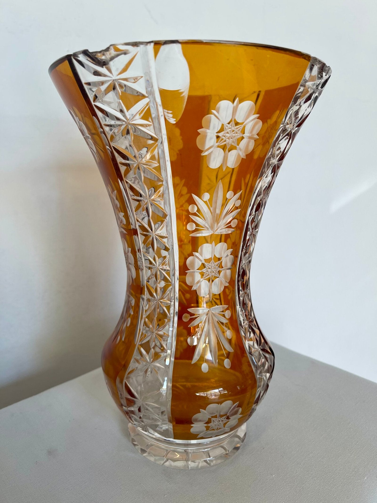 Vaso in cristallo boemo ambra inciso a mano