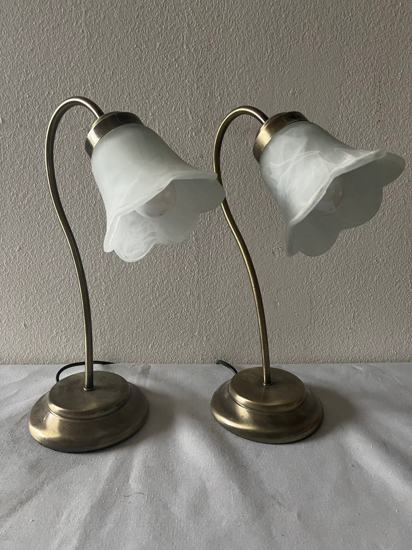Coppia di lampade da tavolo vintage con base in Ottone e Vetro Opalescente