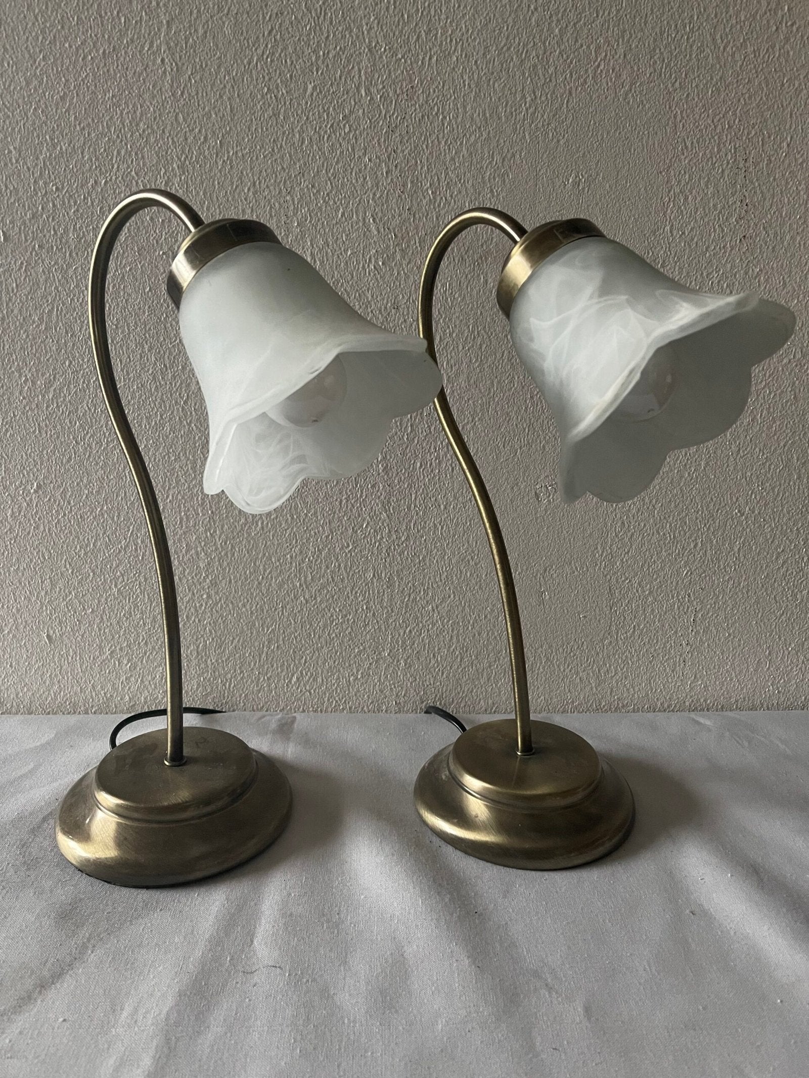 Coppia di lampade da tavolo vintage con base in Ottone e Vetro Opalescente