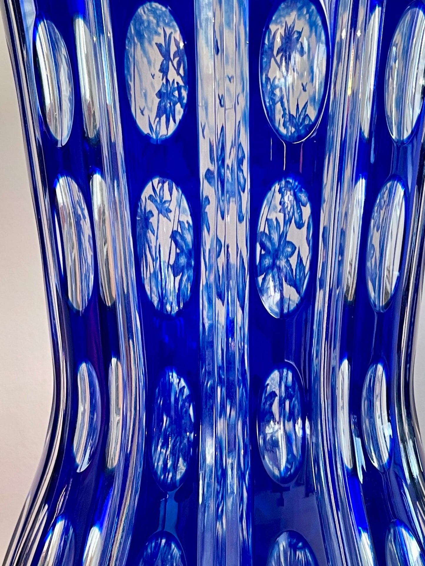 Vaso in Cristallo Blu Art Deco Inciso con Motivi Floreali