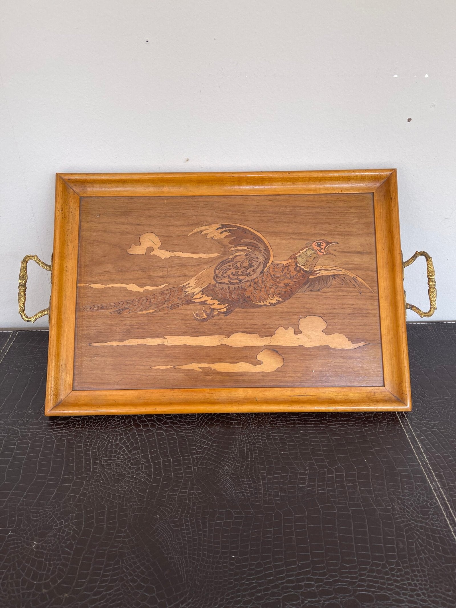 Vassoio vintage in legno intarsiato con uccello in volo