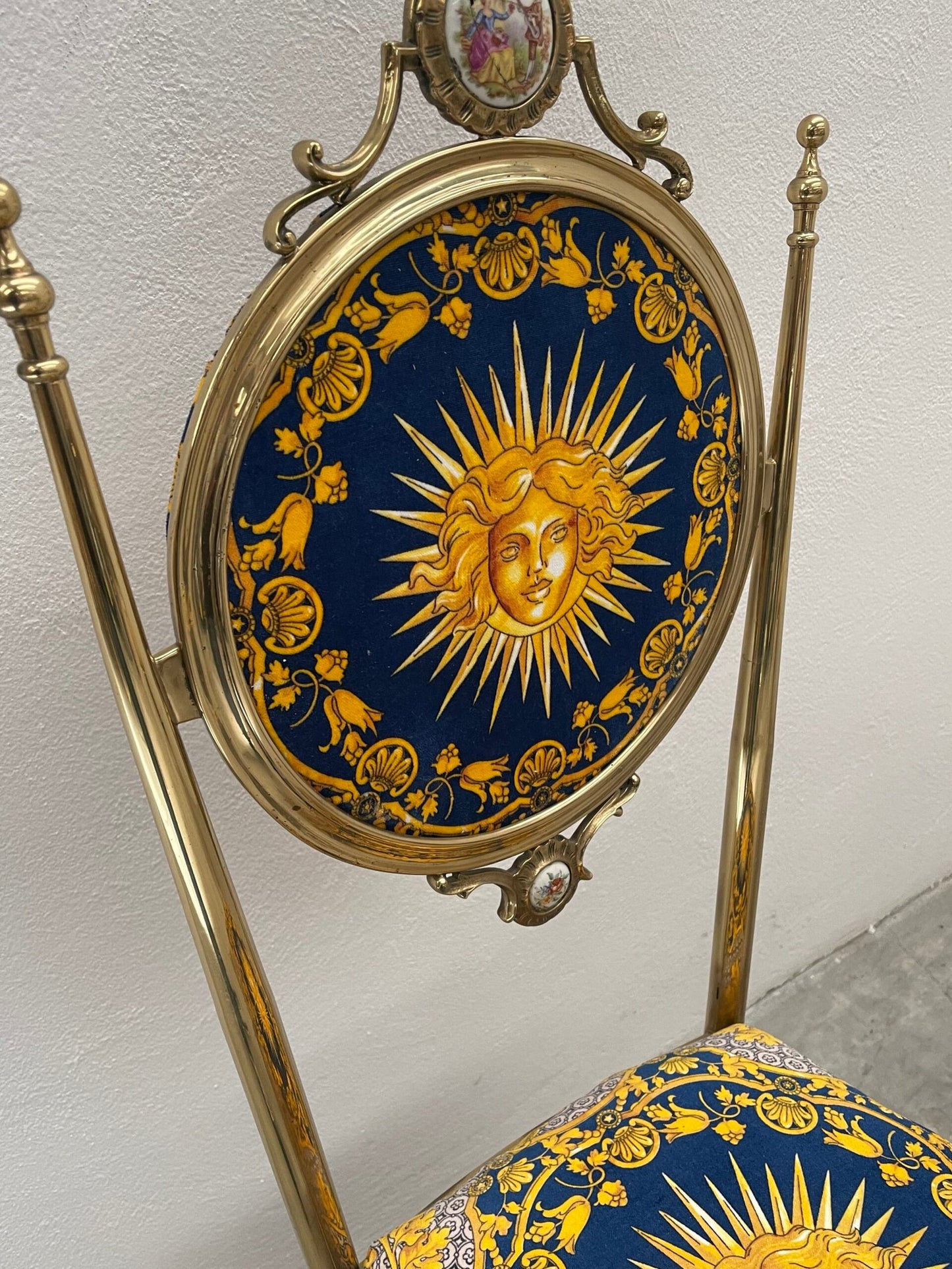 Coppia di sedie in ottone stile neoclassico con tessuto Versace "Sole"