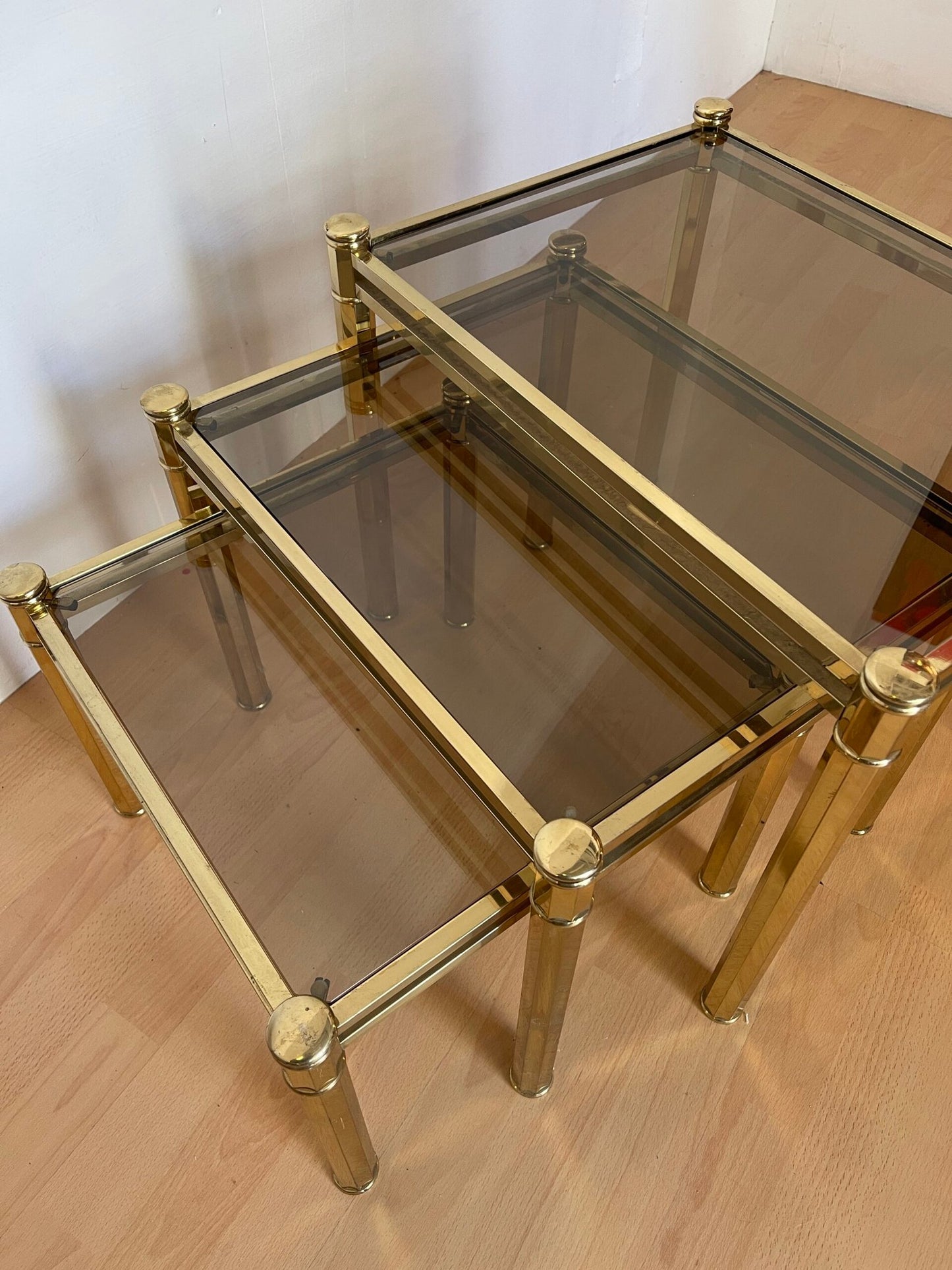 Set di Tavolini Impilabili Vintage in Ottone e Vetro