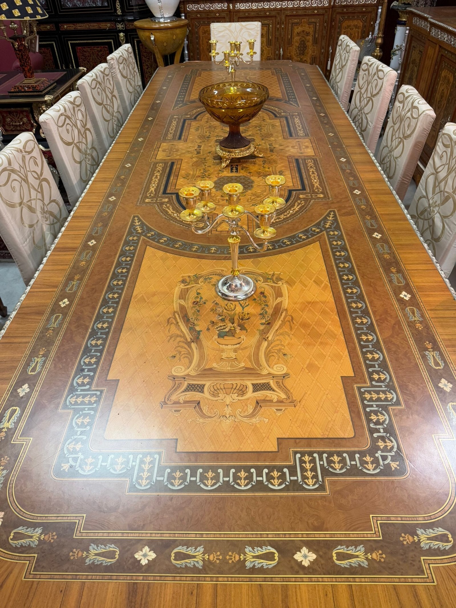 Tavolo da Pranzo Intarsiato e Sedie Imbottite con Coprisedia