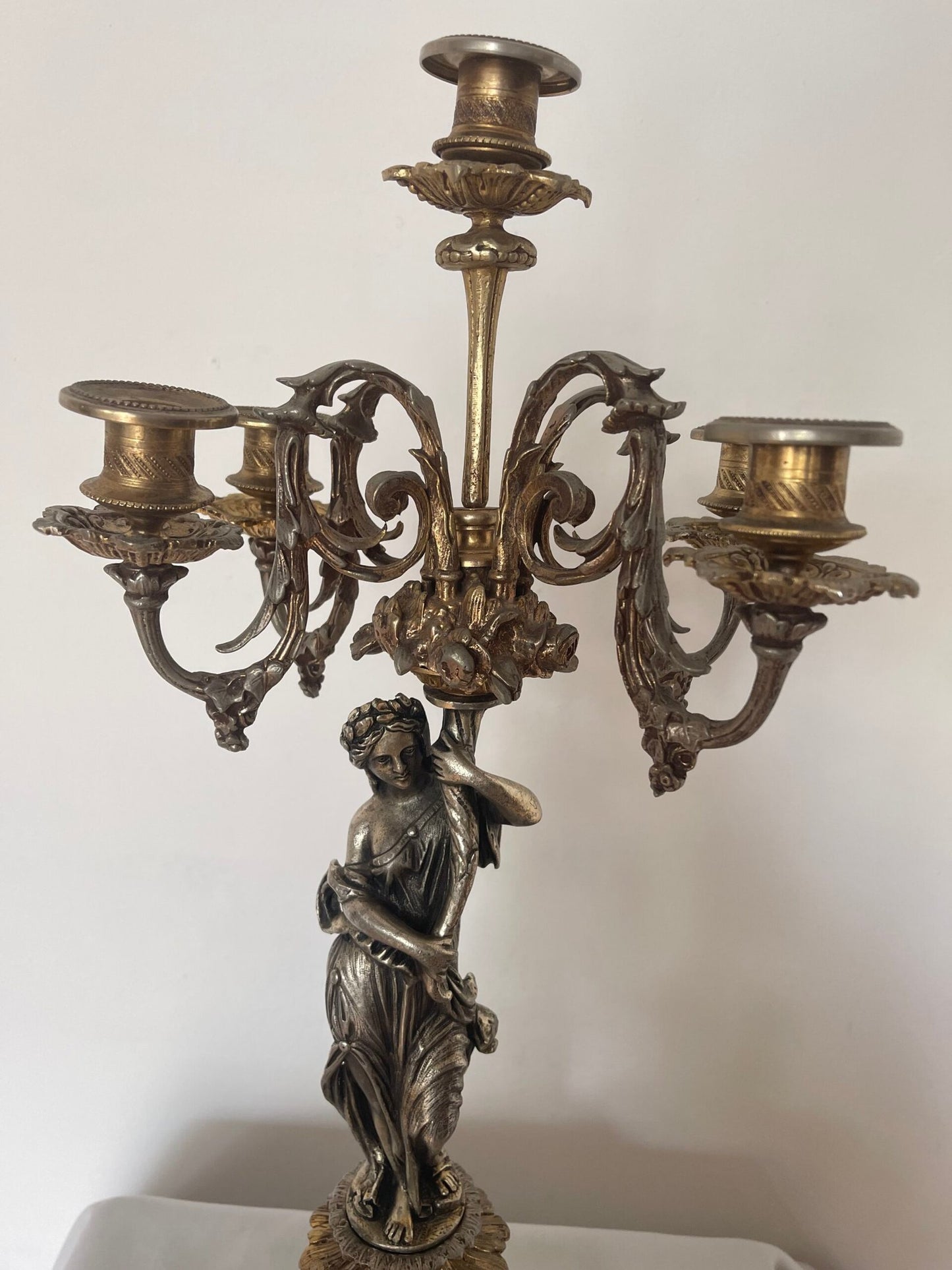 Candelabro a cinque fiamme con figura femminile in stile classico