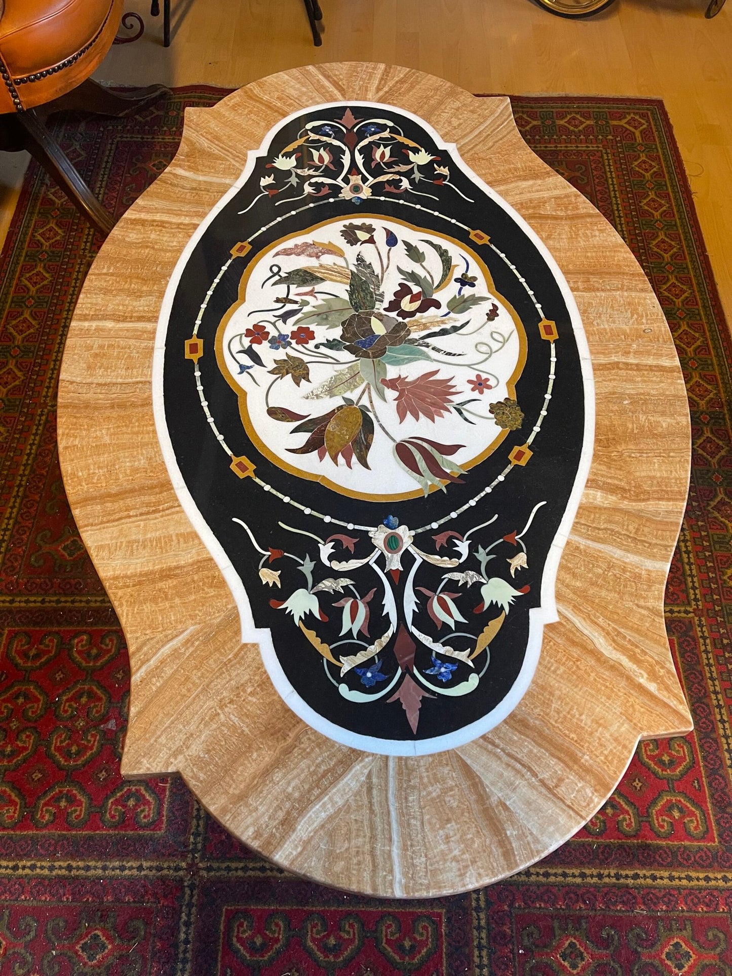 Tavolino ovale in marmo con intarsi floreali