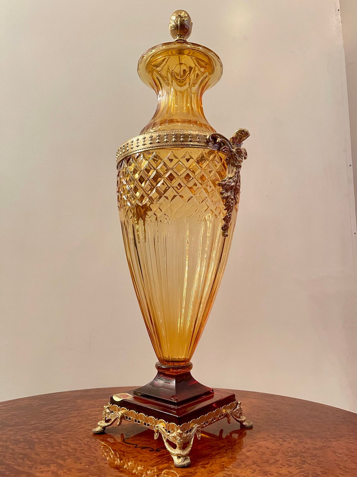 Vaso in cristallo ambra con decorazioni dorate – design elegante