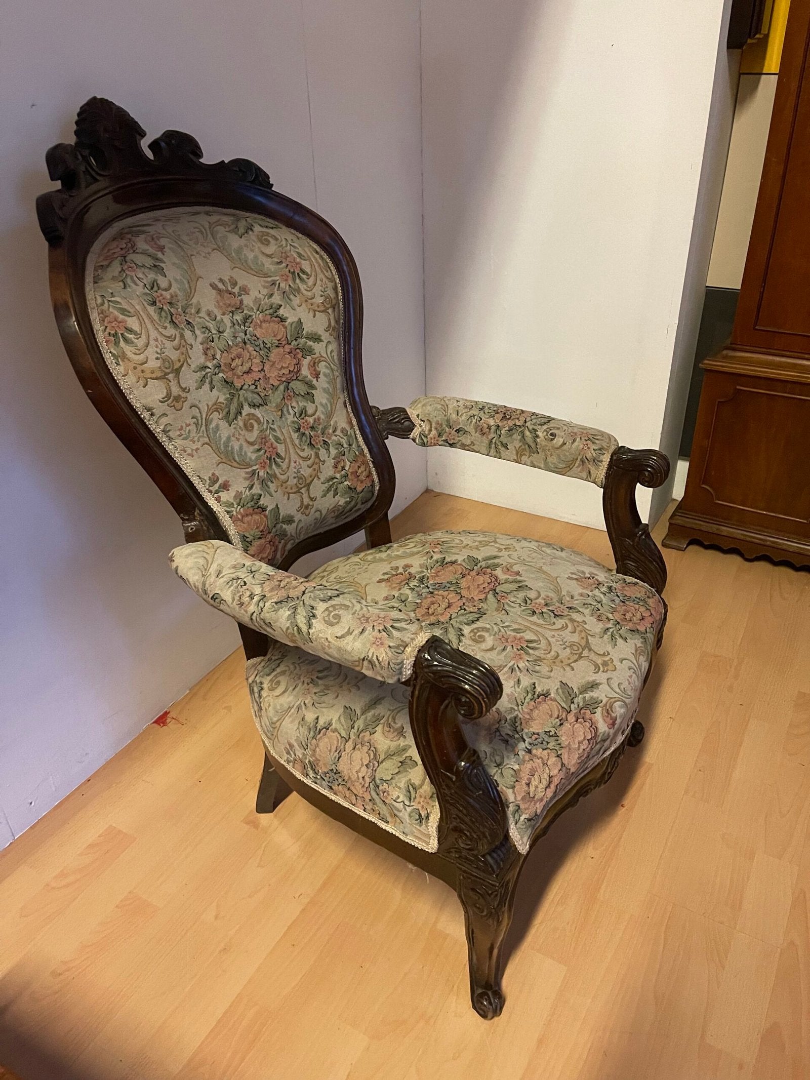 Poltrona antica in stile Impero con tappezzeria floreale