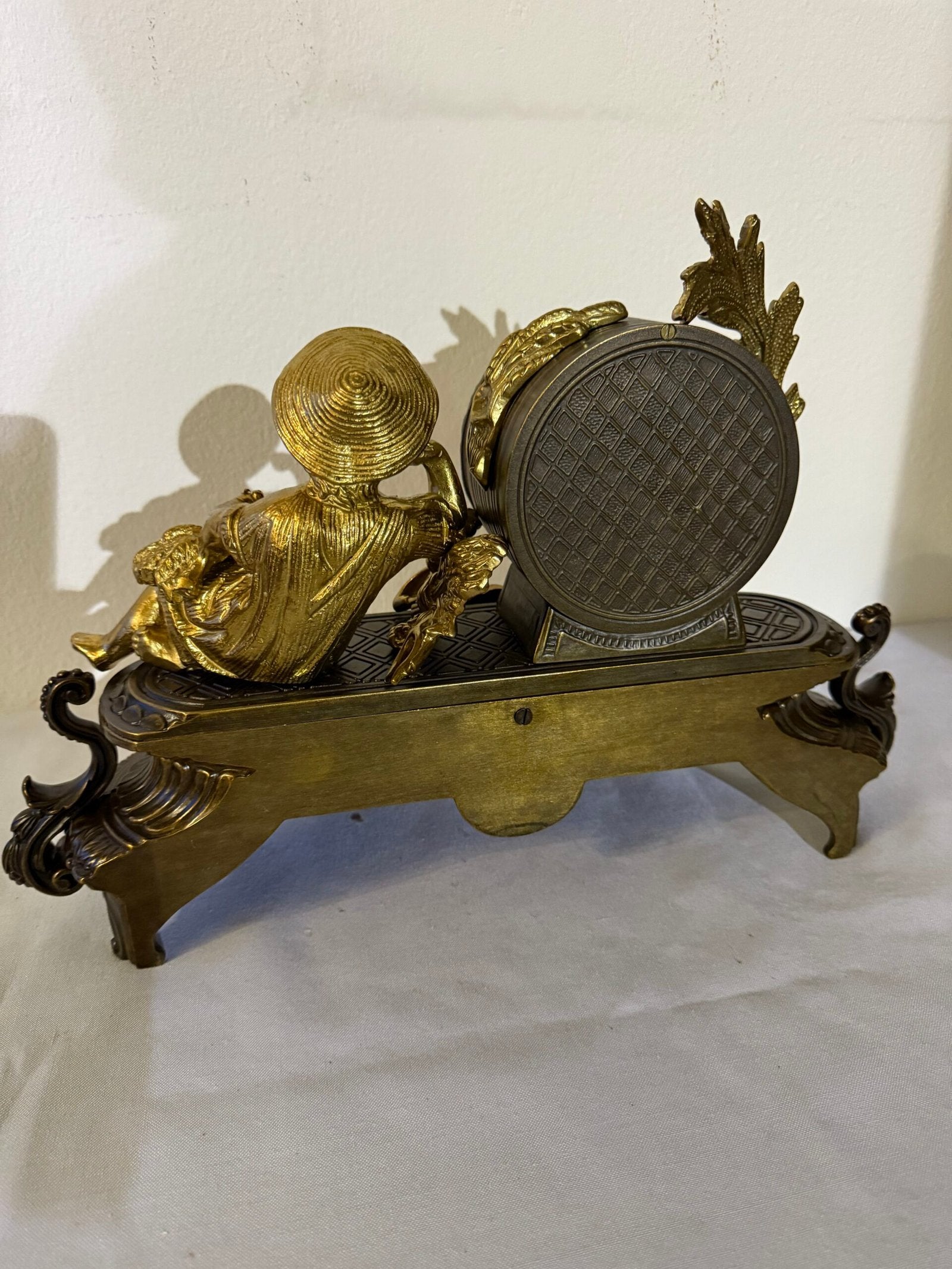 orologio da tavolo in Bronzo Dorato con Putto e Dettagli Classici