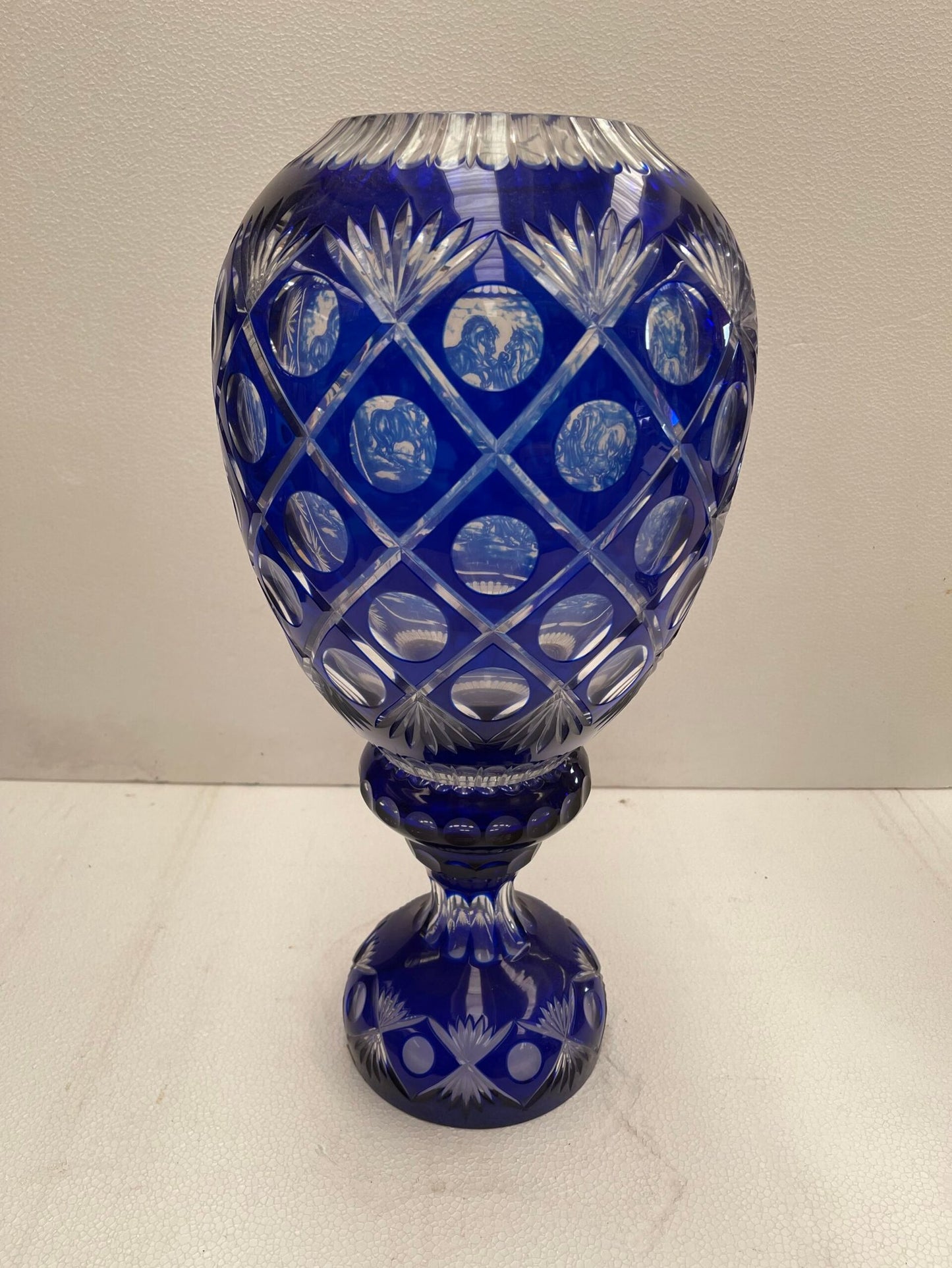 Vaso in cristallo molato blu cobalto con incisioni figurative