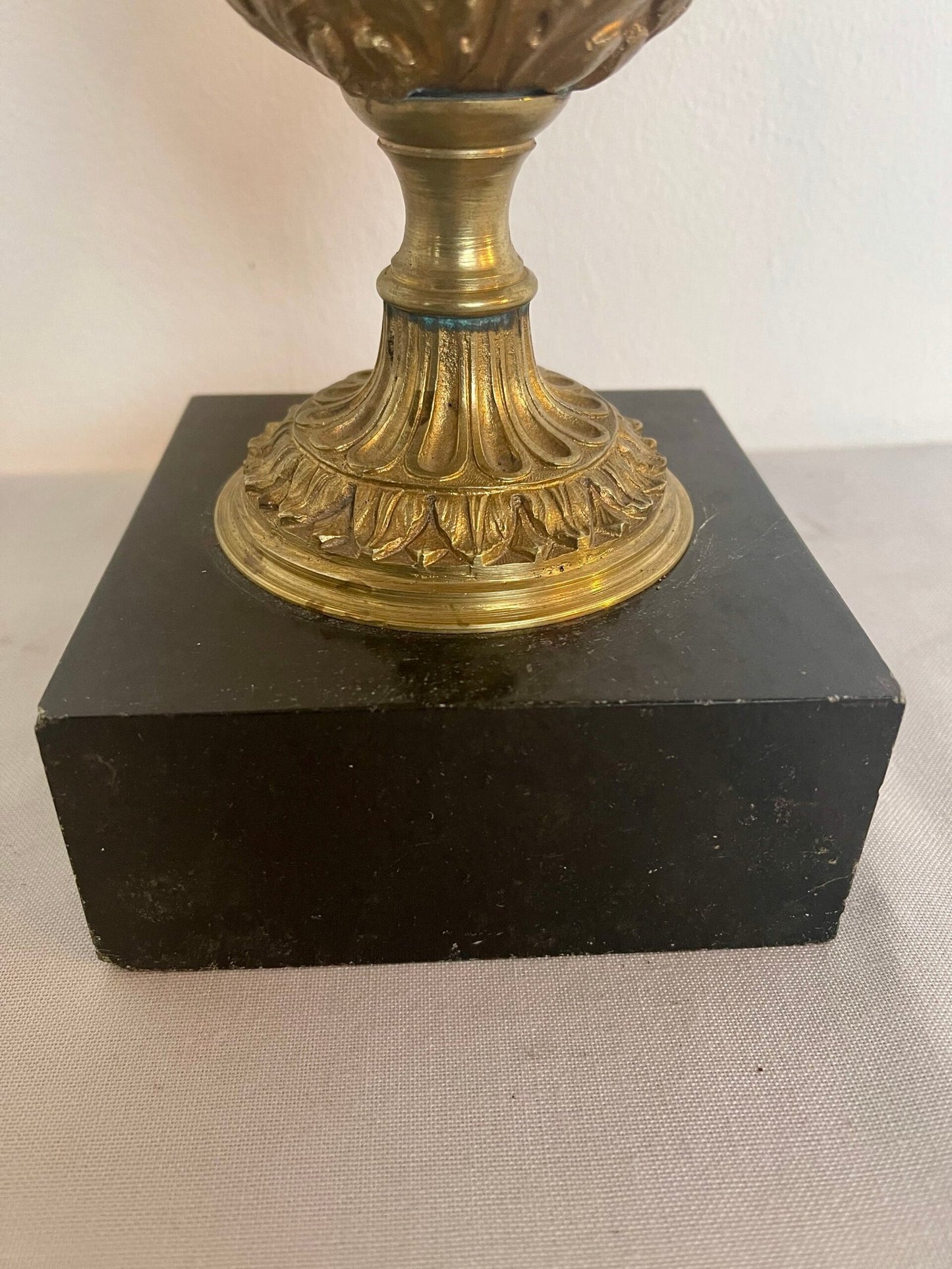 Vaso Antico in Bronzo con Decorazioni Classiche su Base in Marmo