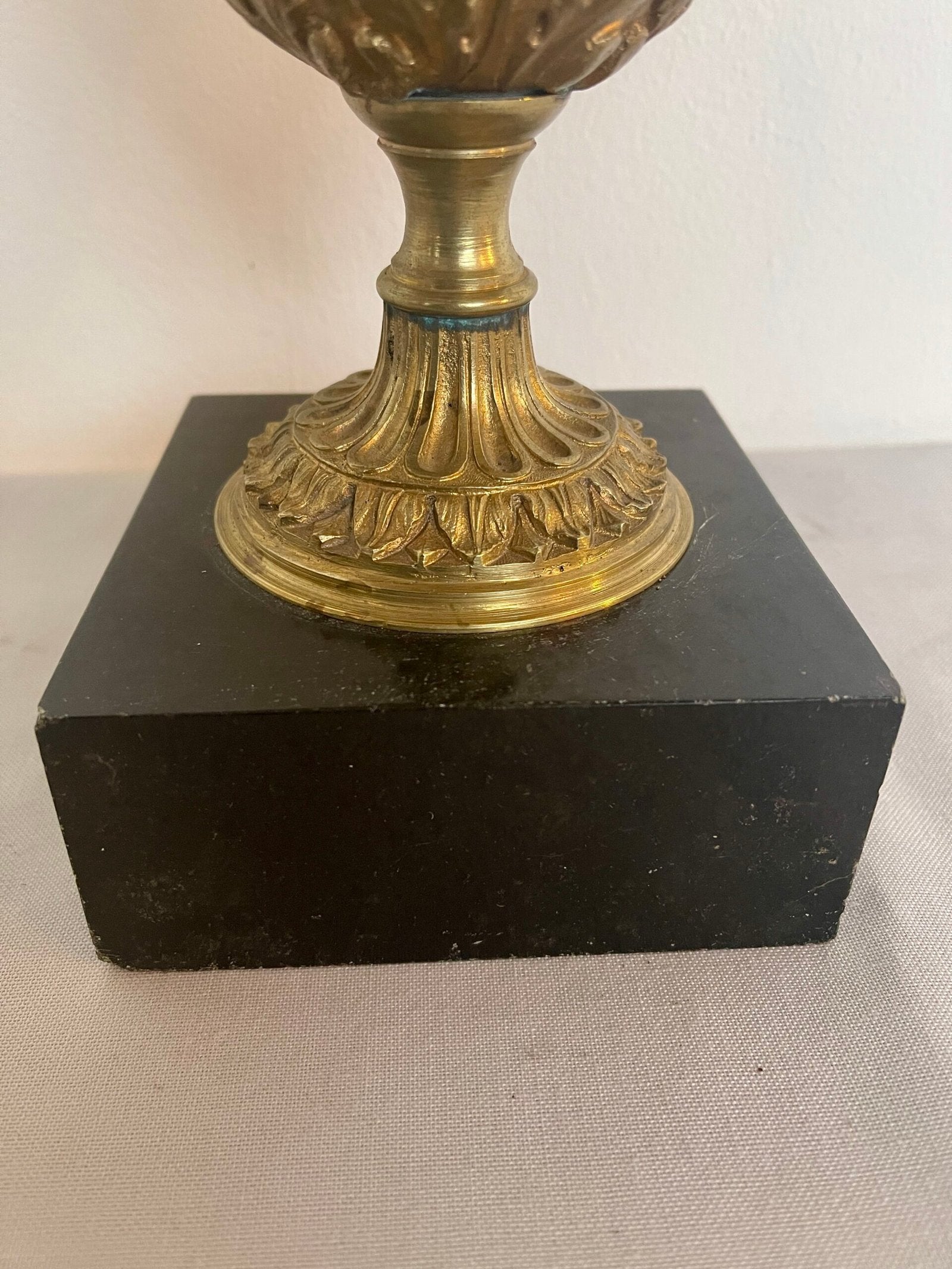 Vaso Antico in Bronzo con Decorazioni Classiche su Base in Marmo