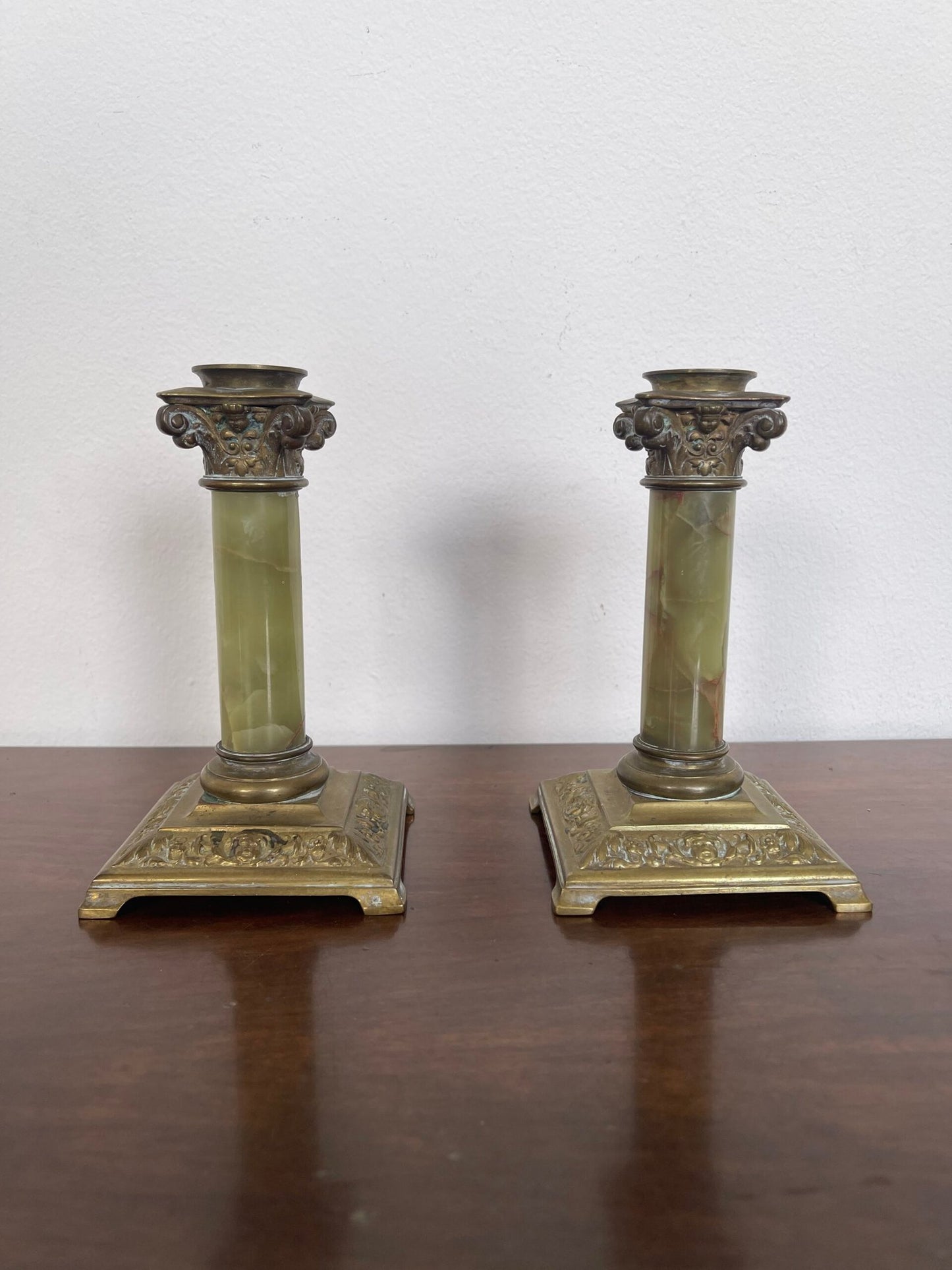 Elegante coppia di candelabri in stile neoclassico, con una base solida in bronzo dorato e colonne in marmo
