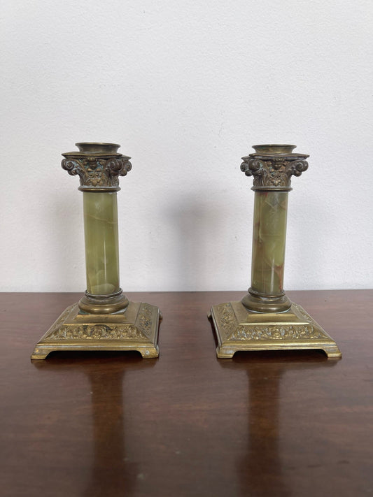 Elegante coppia di candelabri in stile neoclassico, con una base solida in bronzo dorato e colonne in marmo