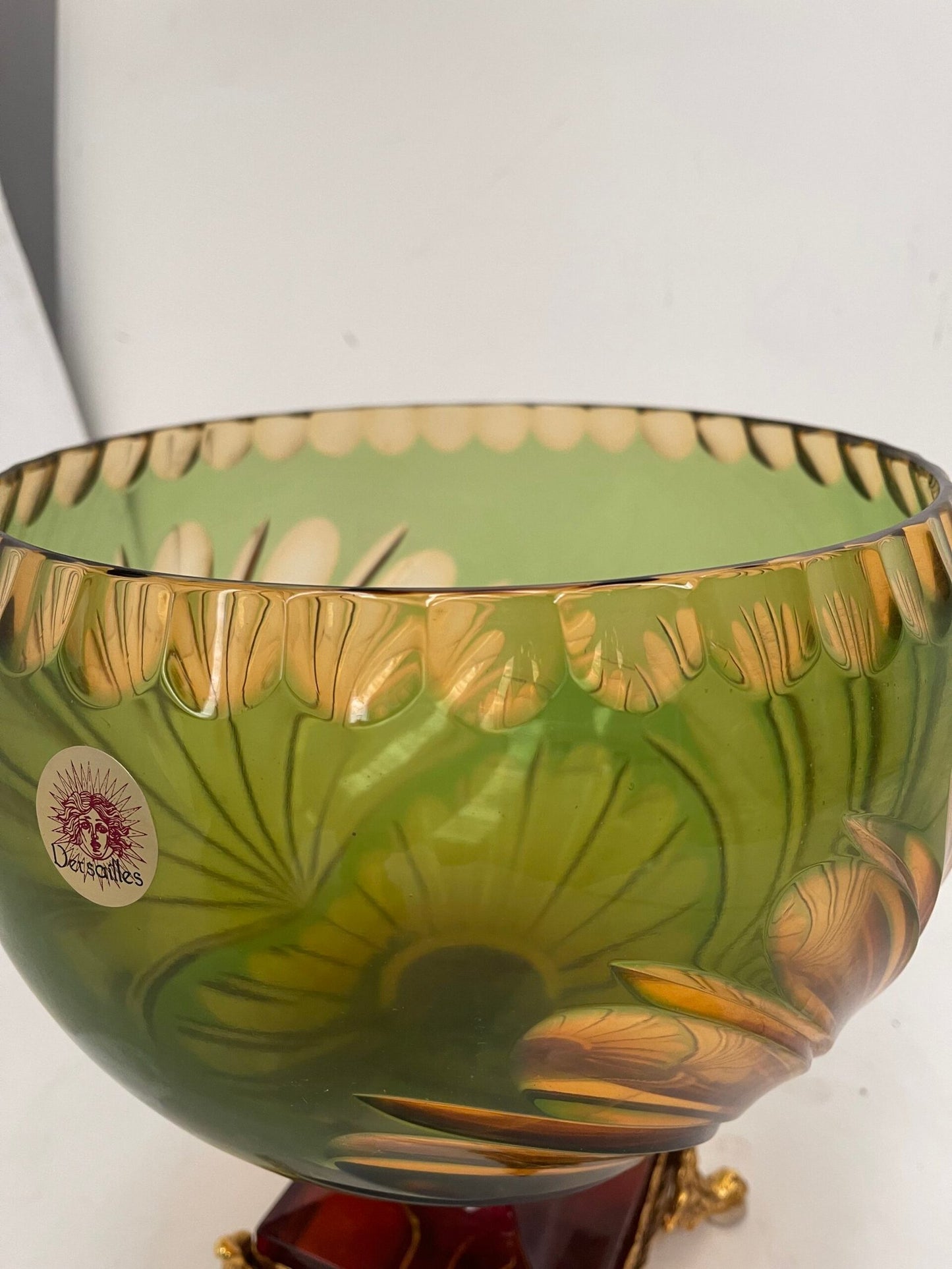 Vaso in vetro verde con base decorata