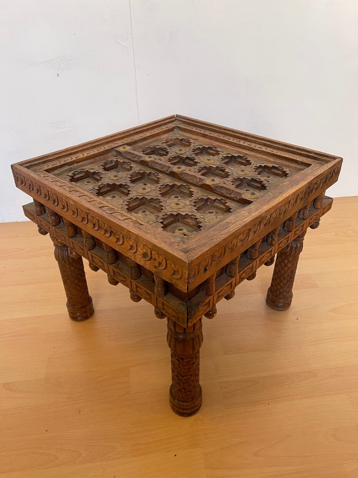 avolino etnico intagliato in legno massello con inserti in ottone