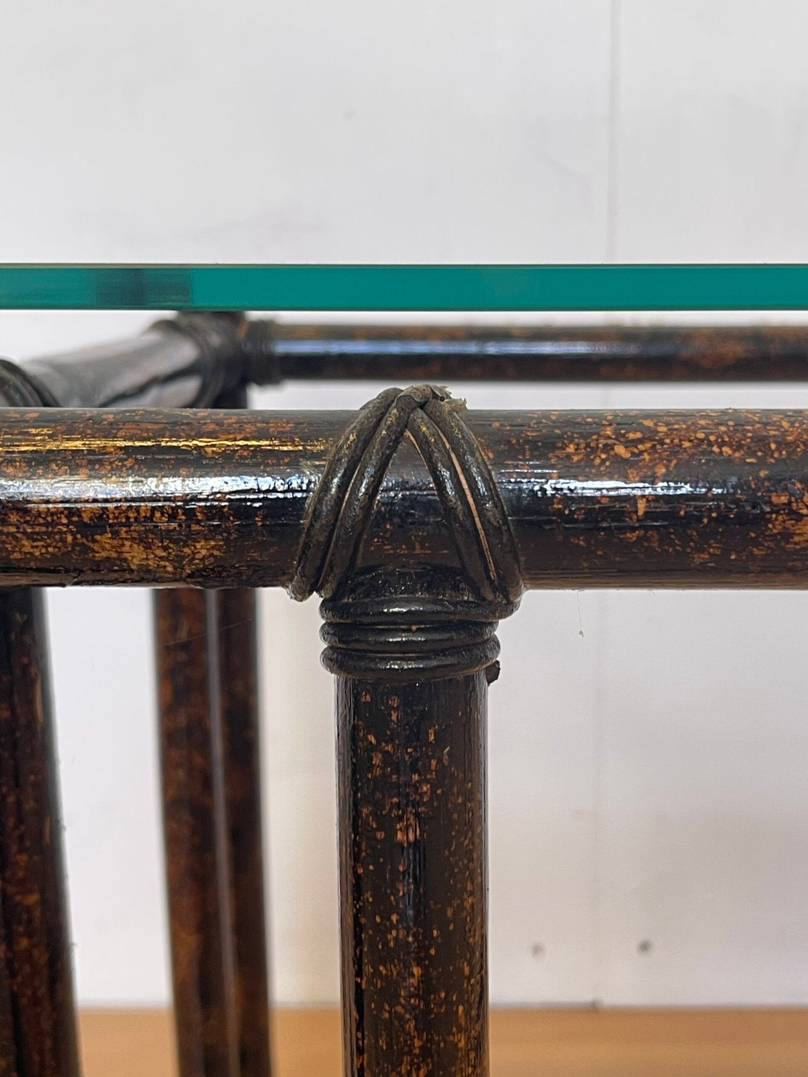 Tavolino in Bambù con Piano in Vetro «Eleganza Naturale»