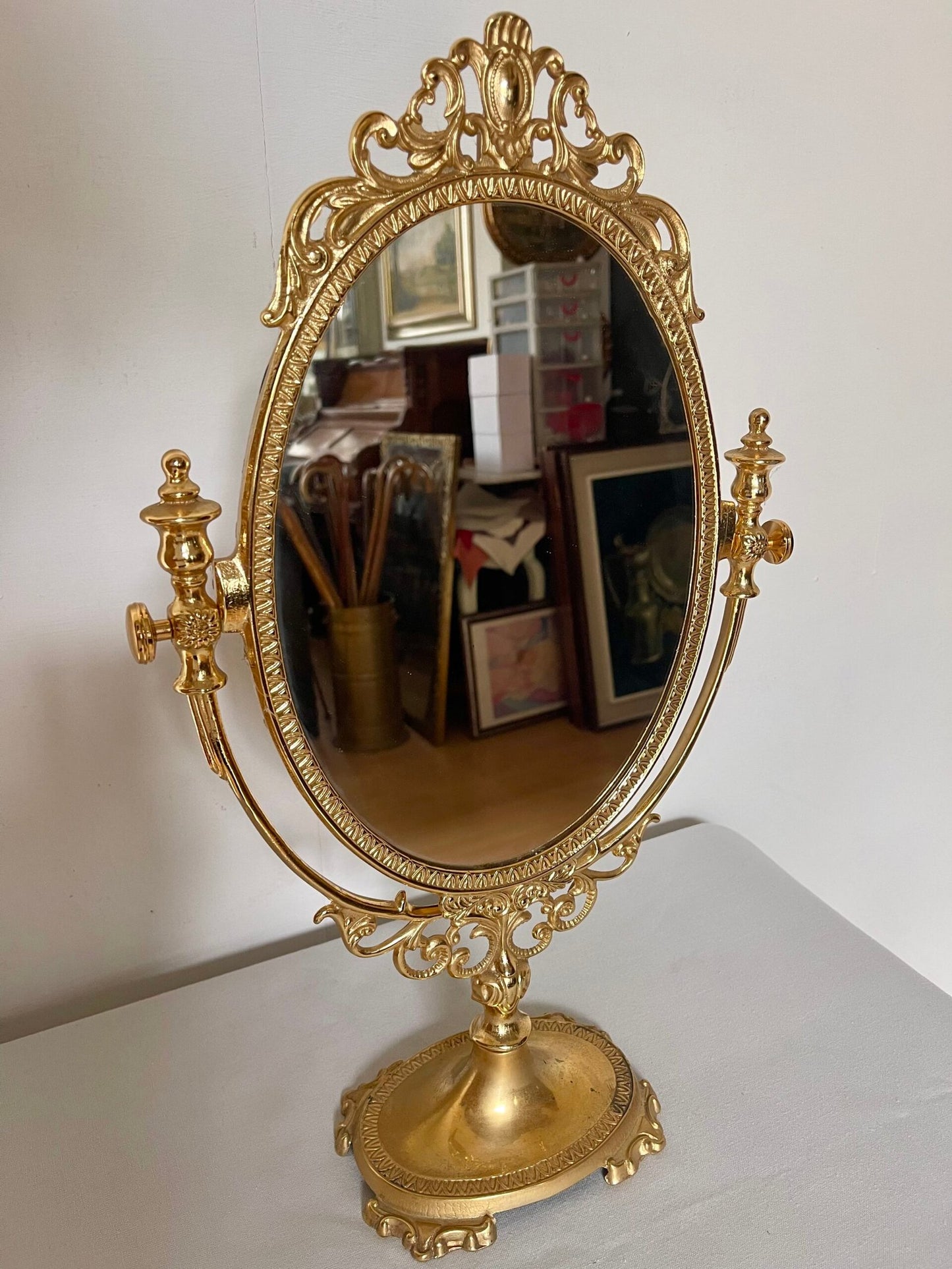 Specchio da tavolo con cornice in ottone lavorato