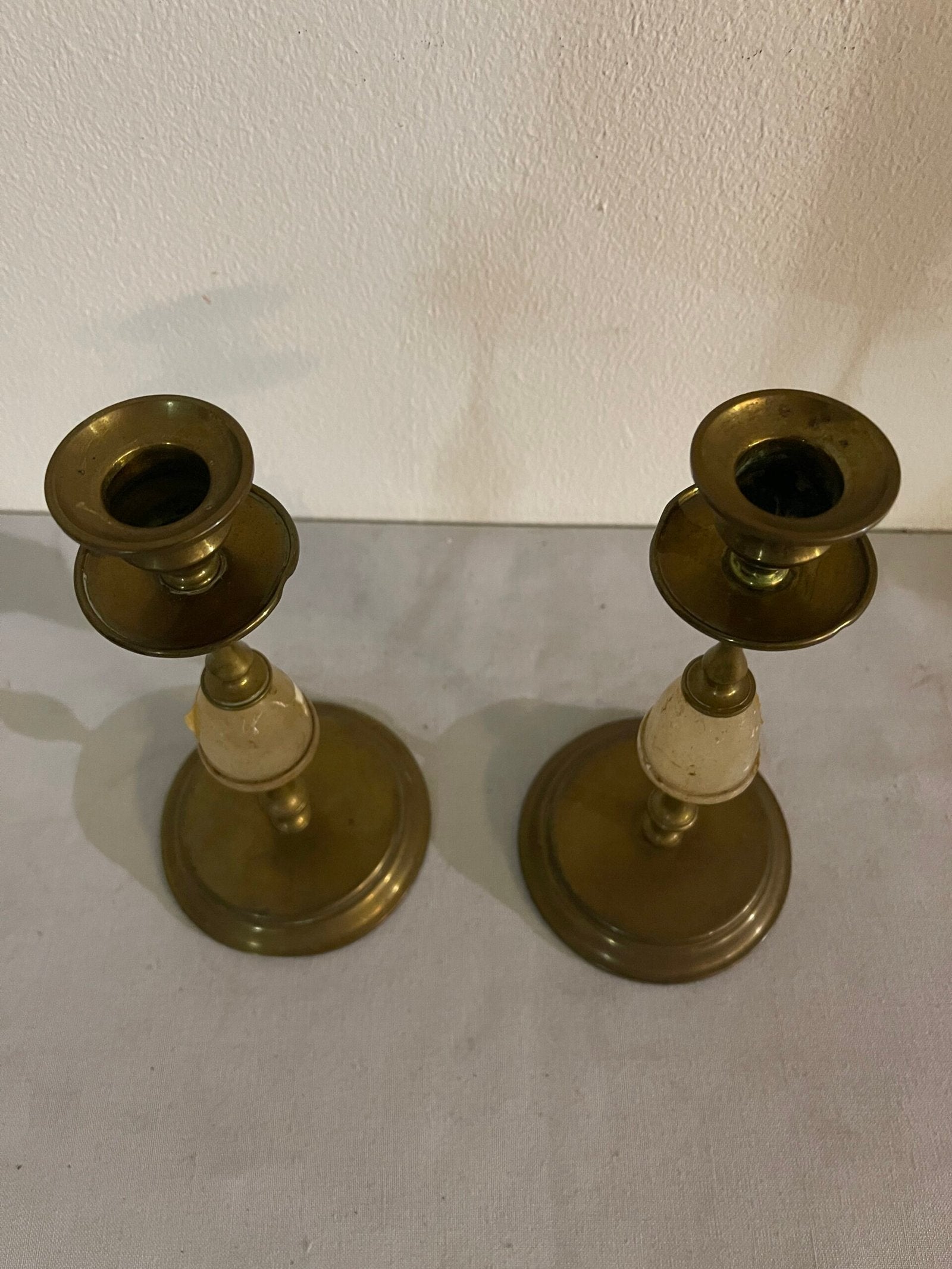 Coppia di Candelabri Antichi in Ottone e Alabastro - Stile Classico