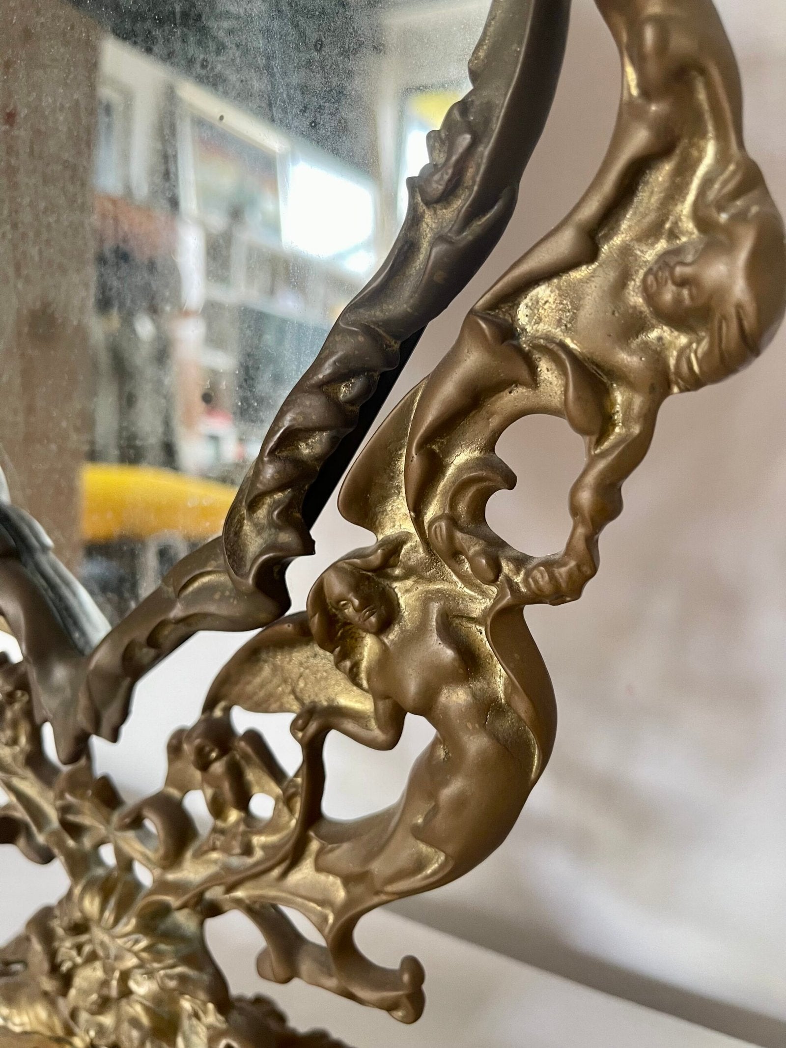 Specchio da tavolo con cornice in bronzo decorata