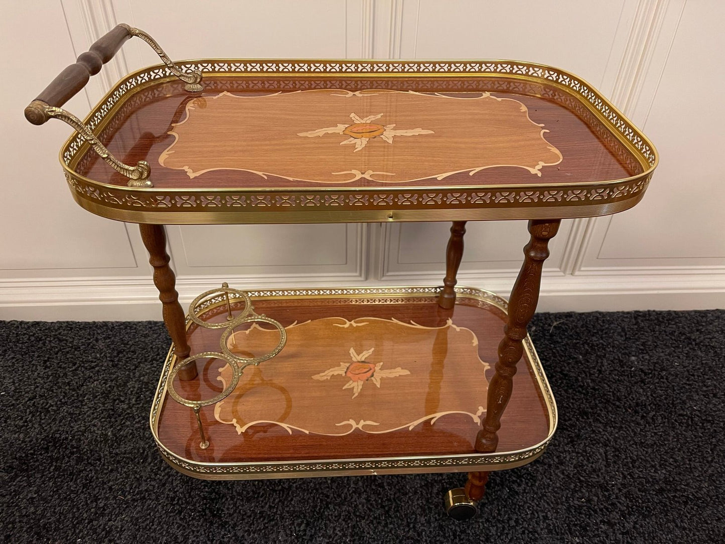 Carrello da tè in stile classico con intarsi floreale