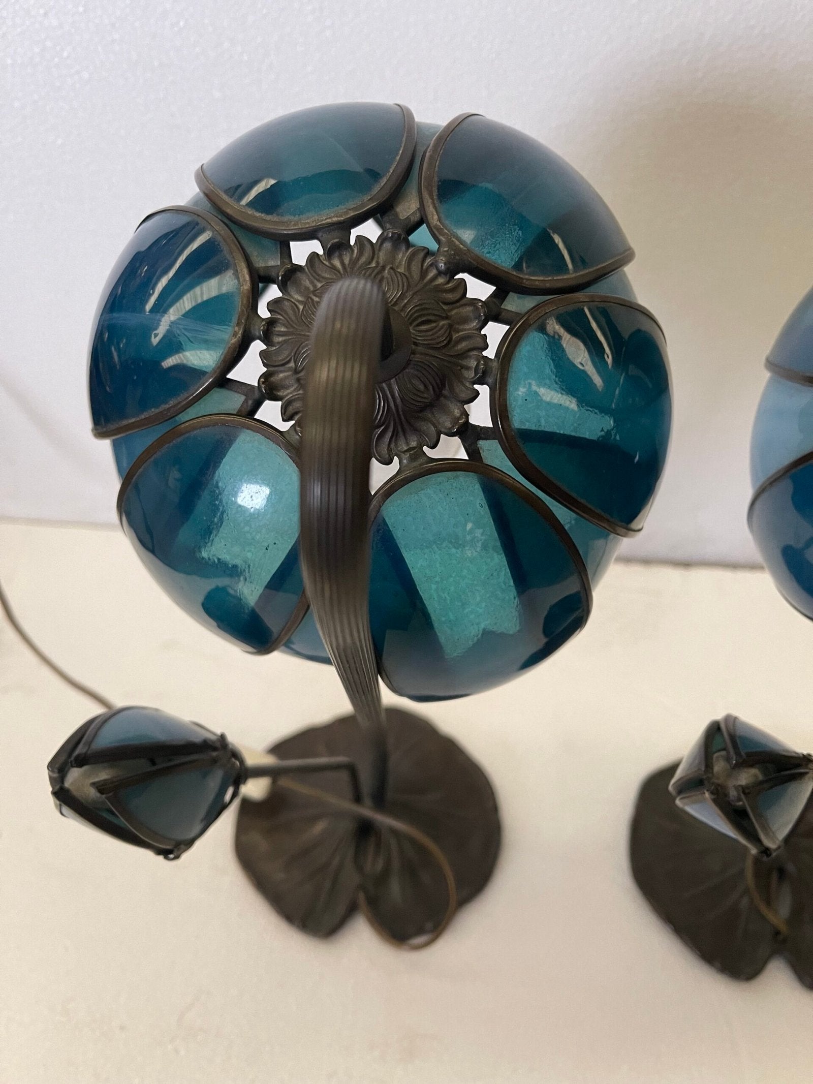 Coppia di lampade da tavolo stile Tiffany «Ninfea».