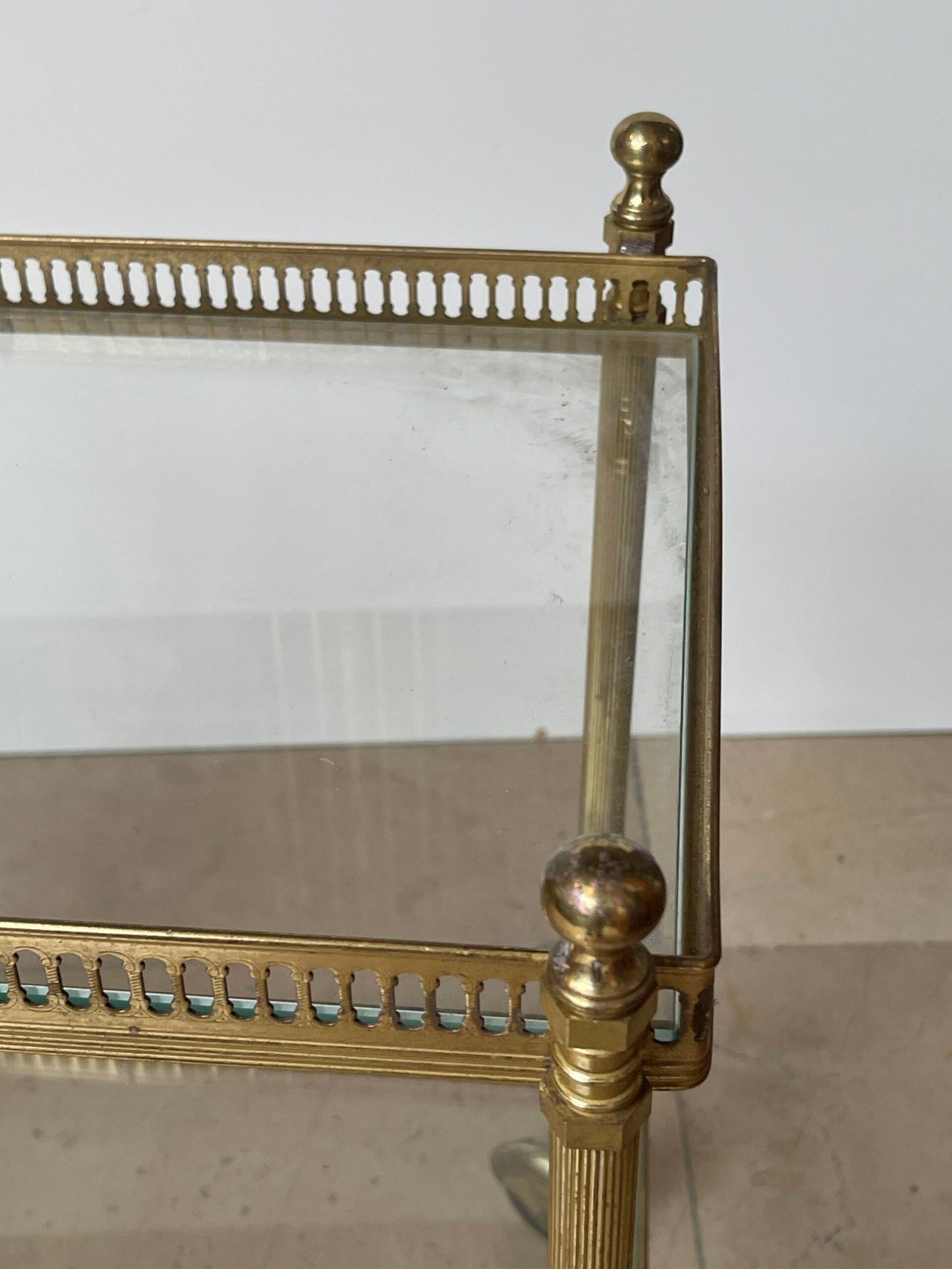 Carrello da bar in ottone dorato di design elegante italiano in struttura in ottone, finemente lavorata, anni 90