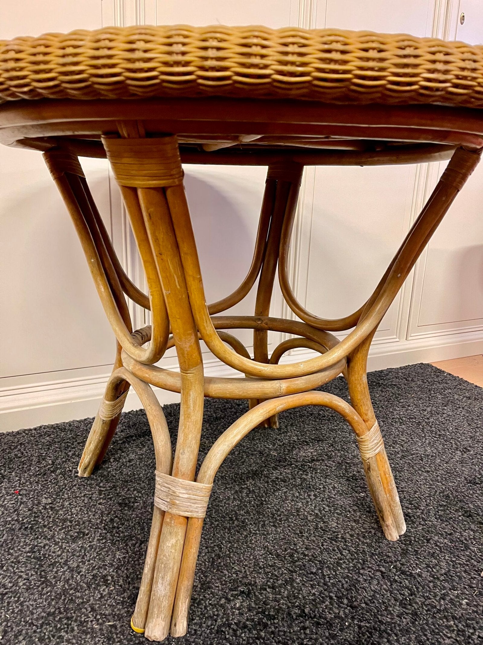 Tavolino in rattan intrecciato vintage