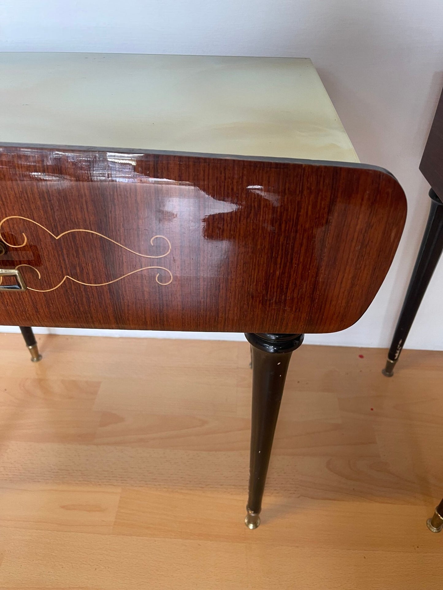 Coppia di comodini modernariato con gambe affusolato