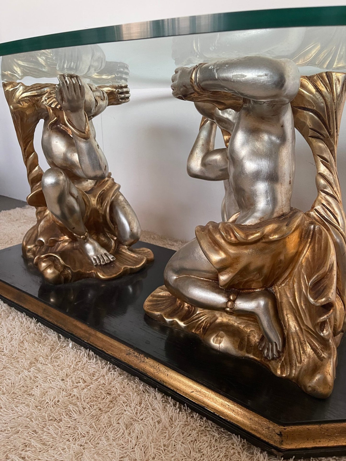 Tavolino da salotto con base in scultura – Design classico con piano in vetro